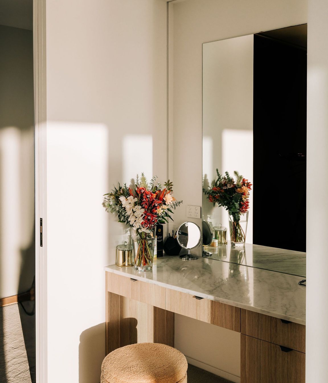 power-room-makeup-station-bench-mirror-arcline-architecture.jpg