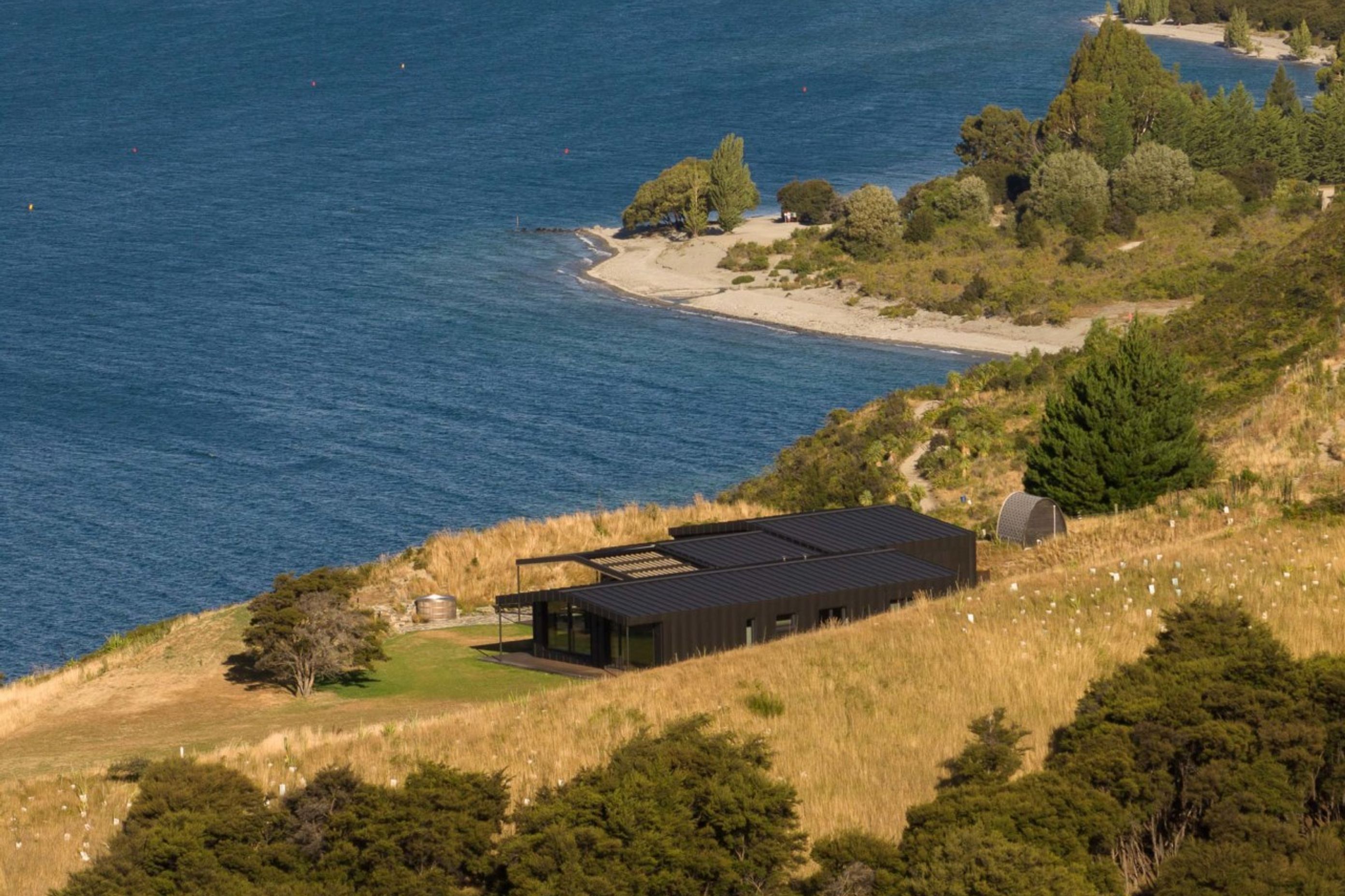 rafe-maclean-architects-roys-peak-house-01-1280x959.jpg