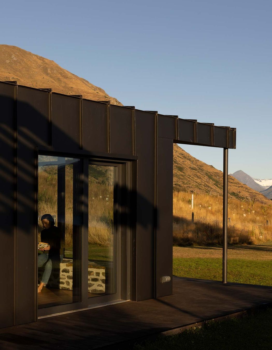 rafe-maclean-architects-roys-peak-house-03.jpg