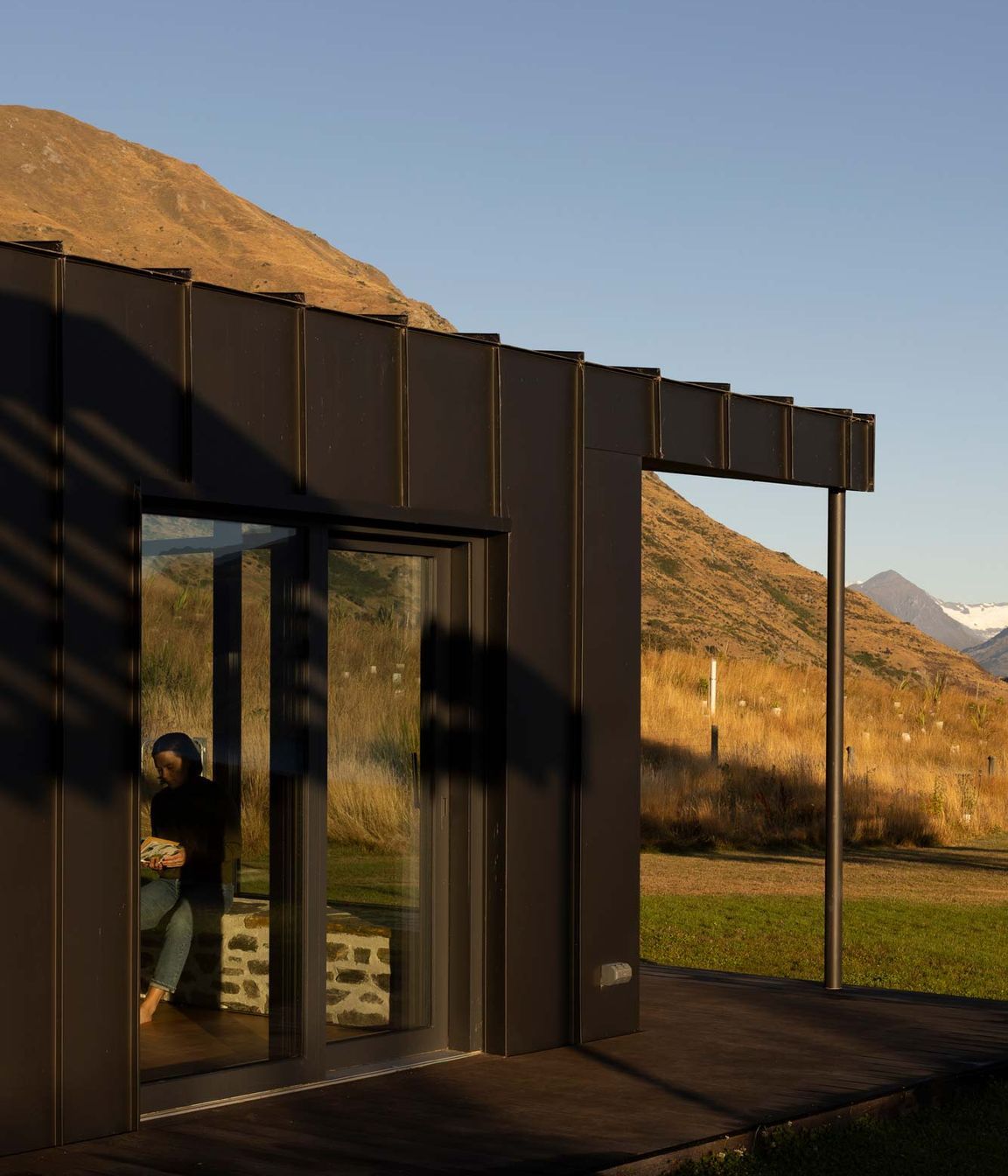 rafe-maclean-architects-roys-peak-house-03.jpg
