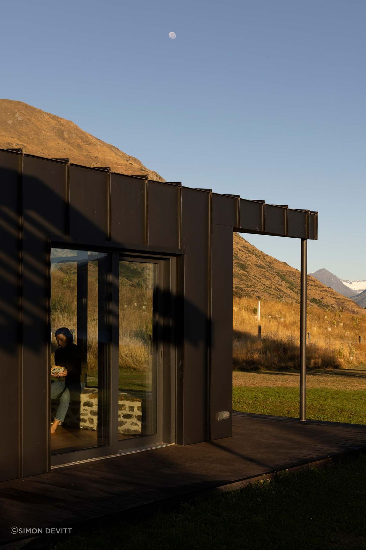 rafe-maclean-architects-roys-peak-house-03.jpg