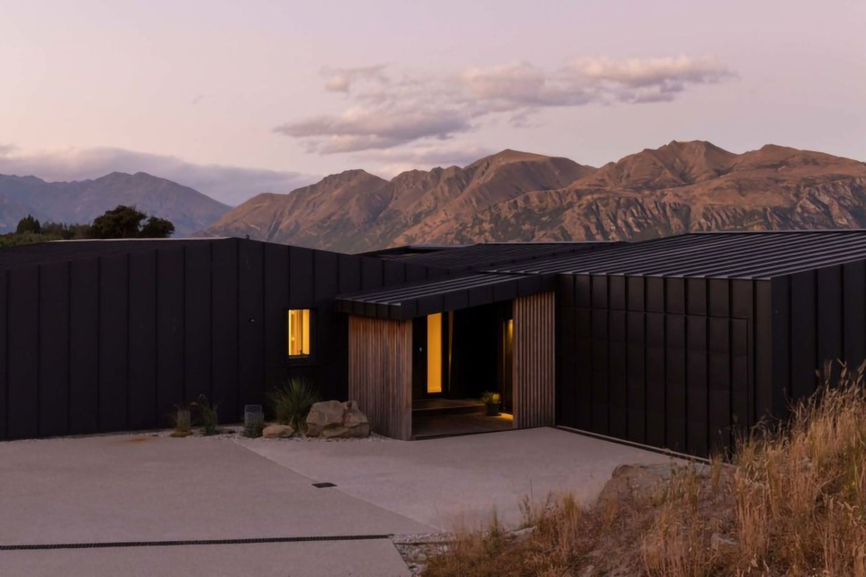 rafe-maclean-architects-roys-peak-house-04-768x512.jpg