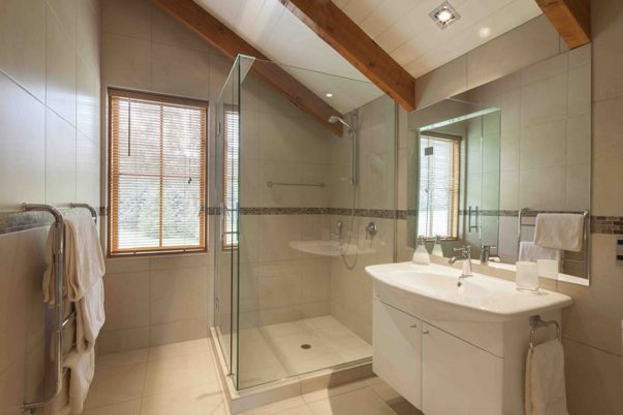 realestateimagesfrom22shotoverroadmainhouse7.jpg