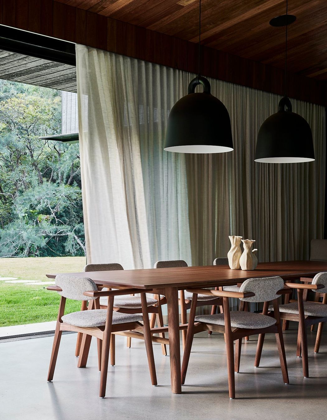 shaun-lockyer-architects-amaroo-australia-interior-design-dining-room-pendants.jpg