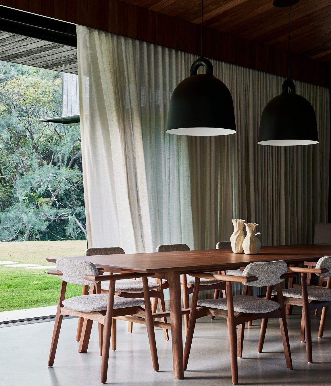 shaun-lockyer-architects-amaroo-australia-interior-design-dining-room-pendants.jpg