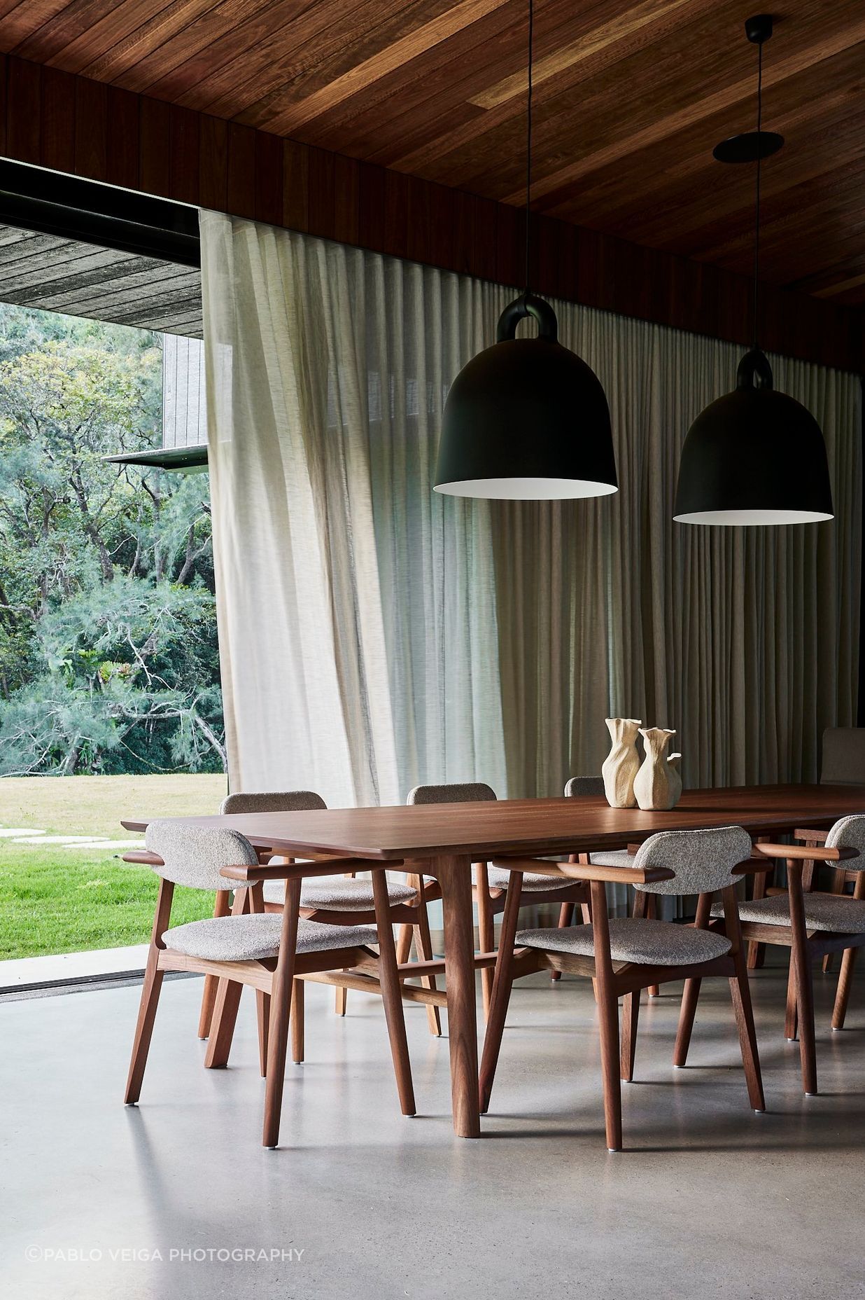 shaun-lockyer-architects-amaroo-australia-interior-design-dining-room-pendants.jpg