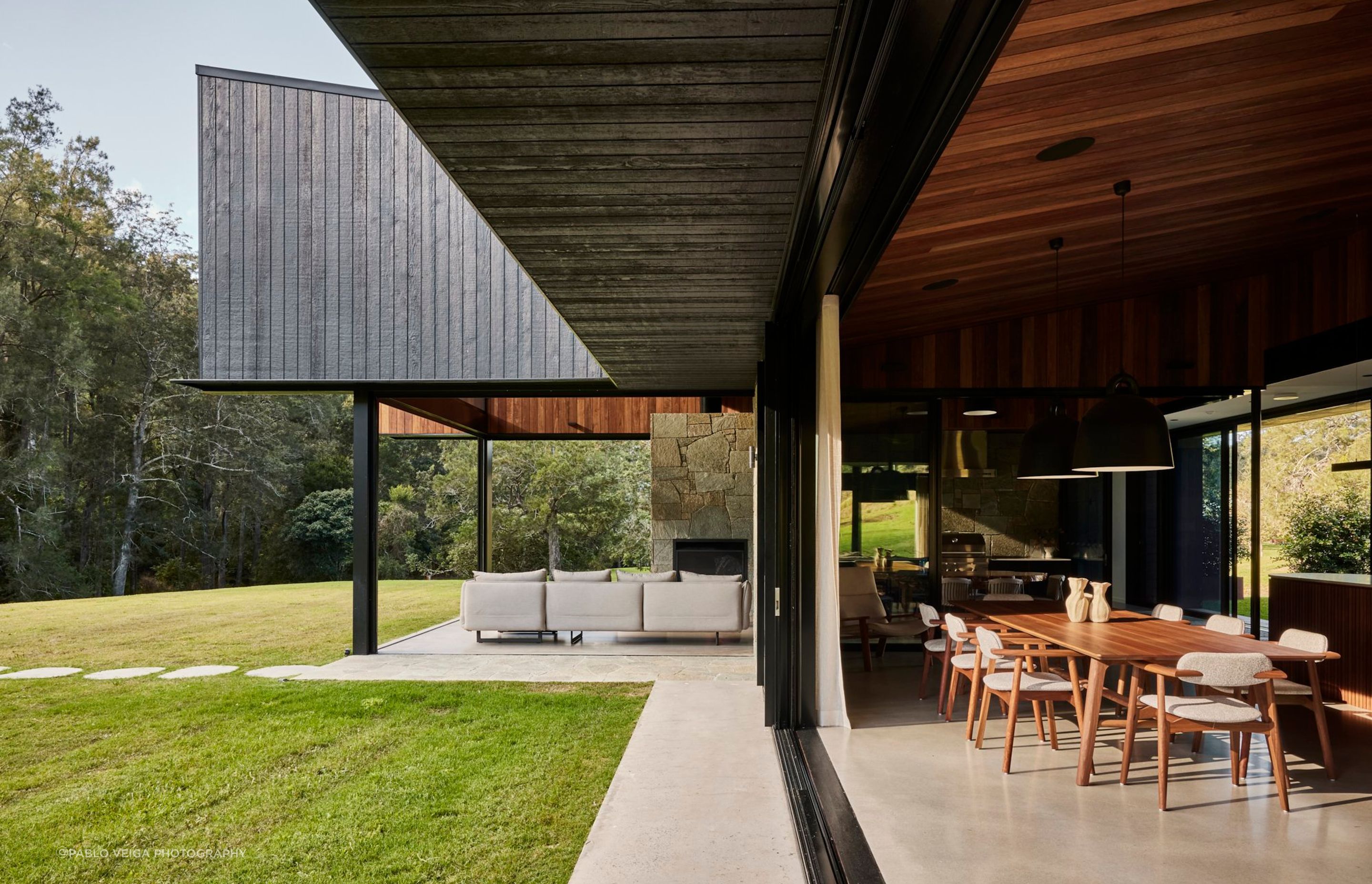 shaun-lockyer-architects-amaroo-australian-architecture-charred-timber-cladding-indoor-outdoor.jpg