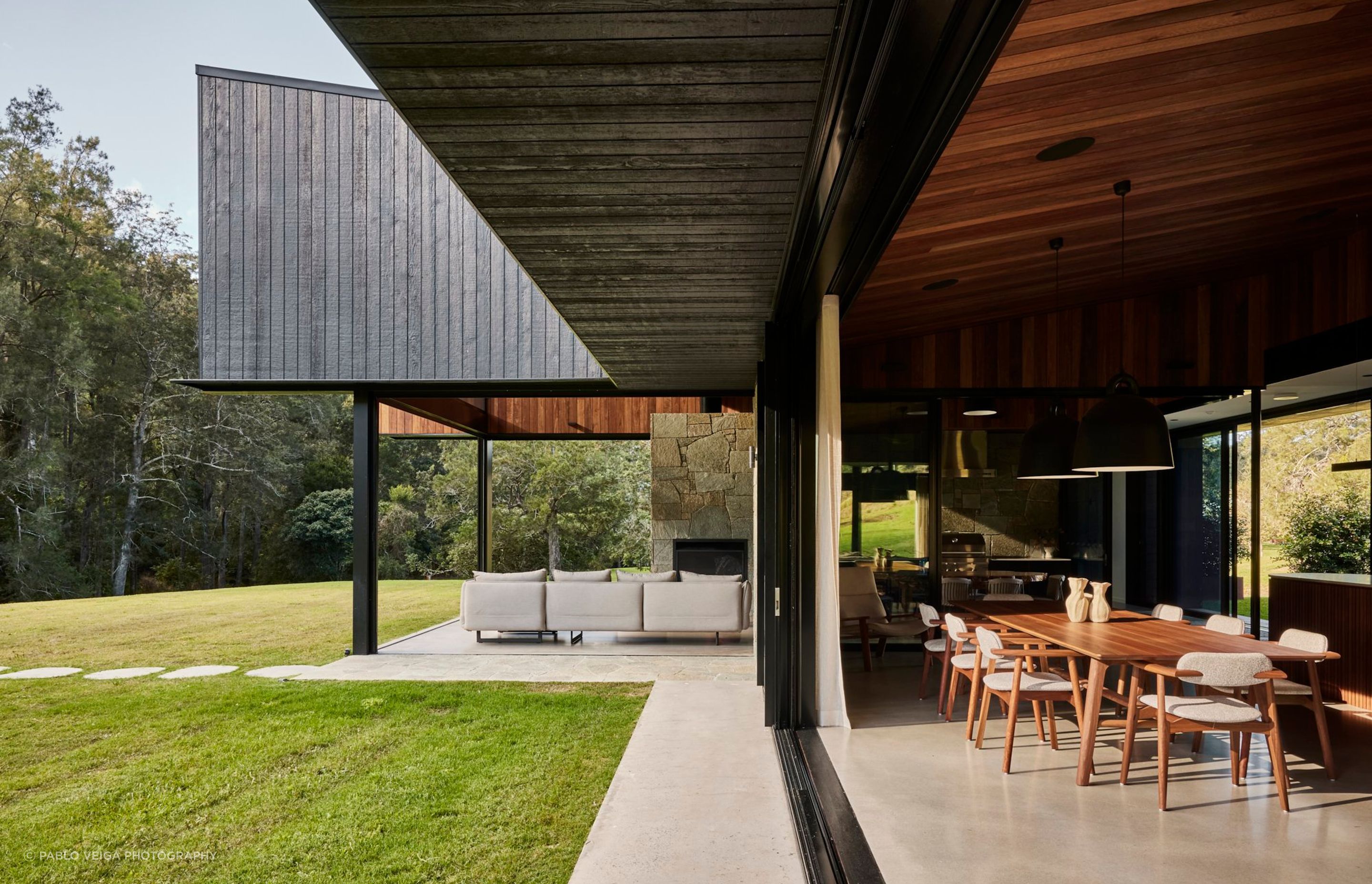 shaun-lockyer-architects-amaroo-australian-architecture-charred-timber-cladding-indoor-outdoor.jpg