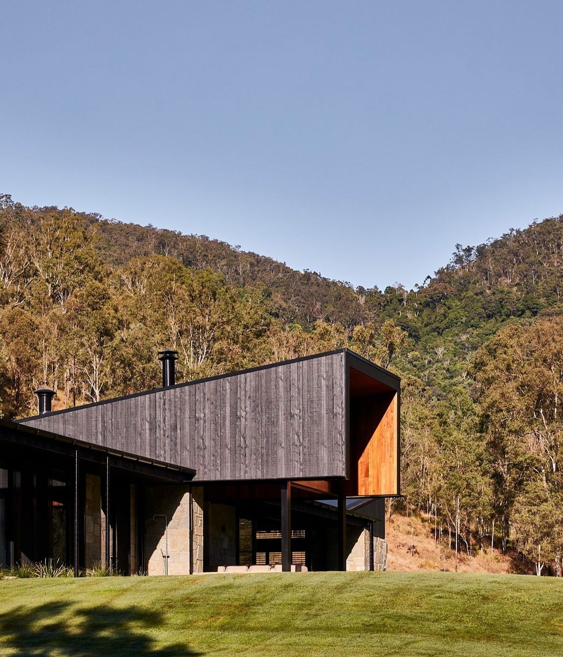 shaun-lockyer-architects-amaroo-australian-bush-architecture-charred-timber-cladding.jpg