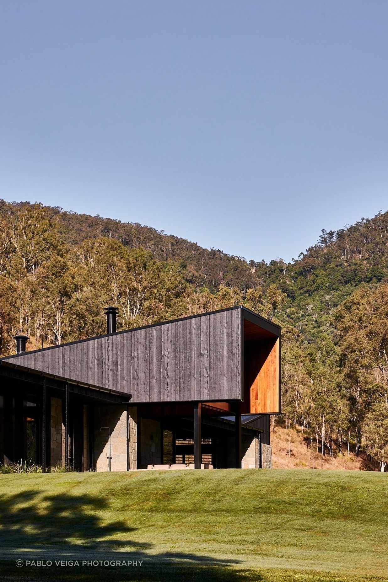 shaun-lockyer-architects-amaroo-australian-bush-architecture-charred-timber-cladding.jpg