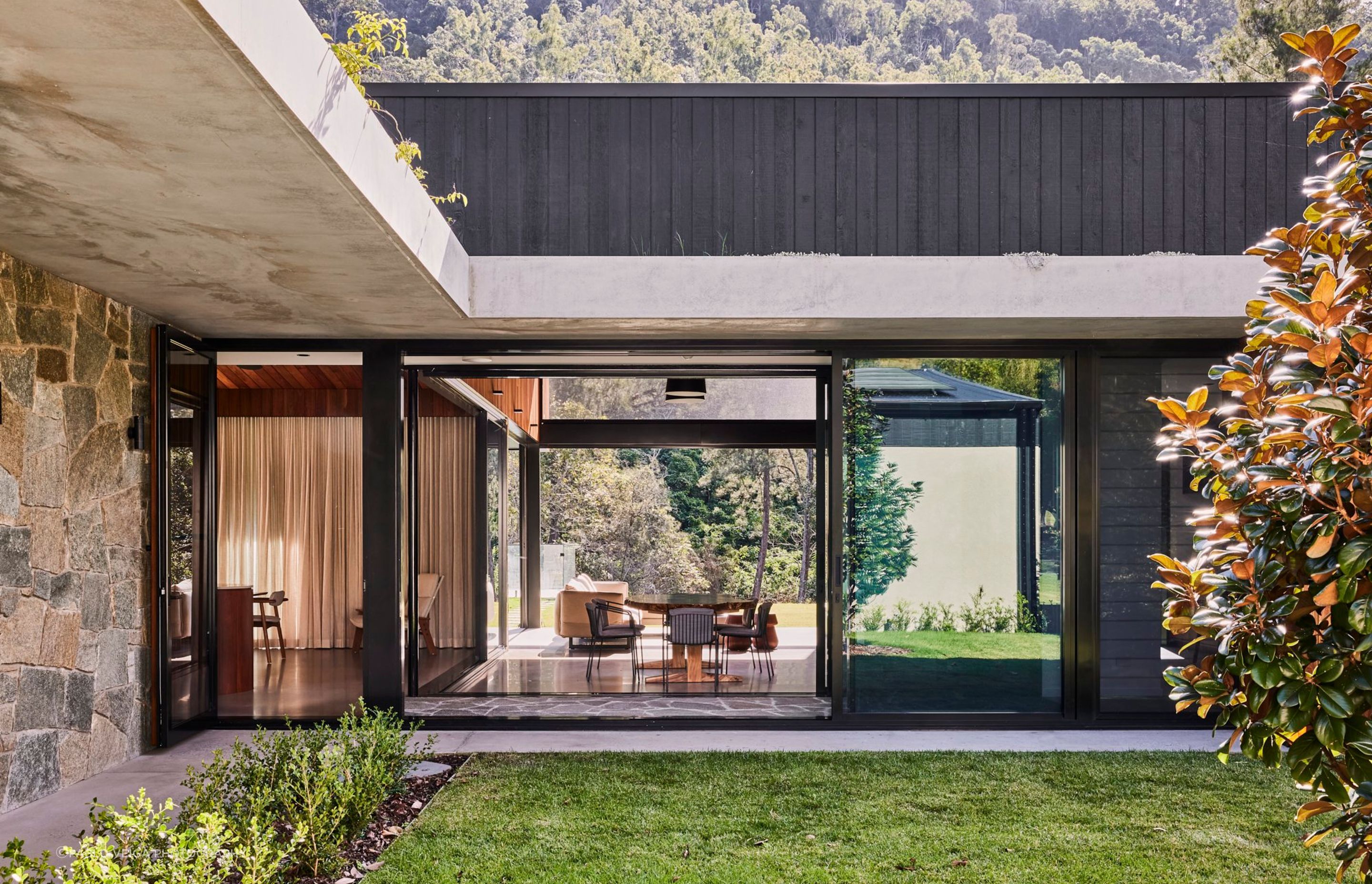 shaun-lockyer-architects-amaroo-hinterland-courtyard-timber-stone-concrete-landscaping.jpg