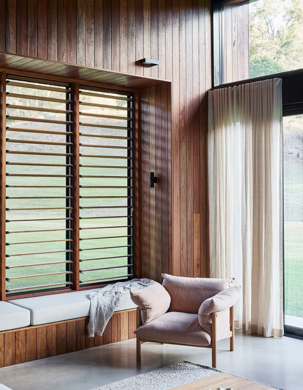 shaun-lockyer-architects-amaroo-regional-interior-design-living-room-bench-seat-timber-louvres.jpg