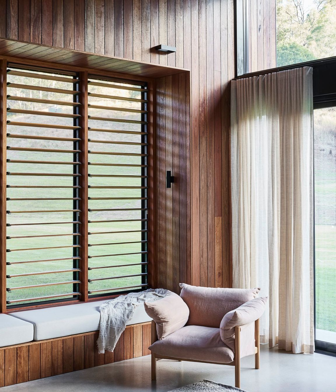 shaun-lockyer-architects-amaroo-regional-interior-design-living-room-bench-seat-timber-louvres.jpg