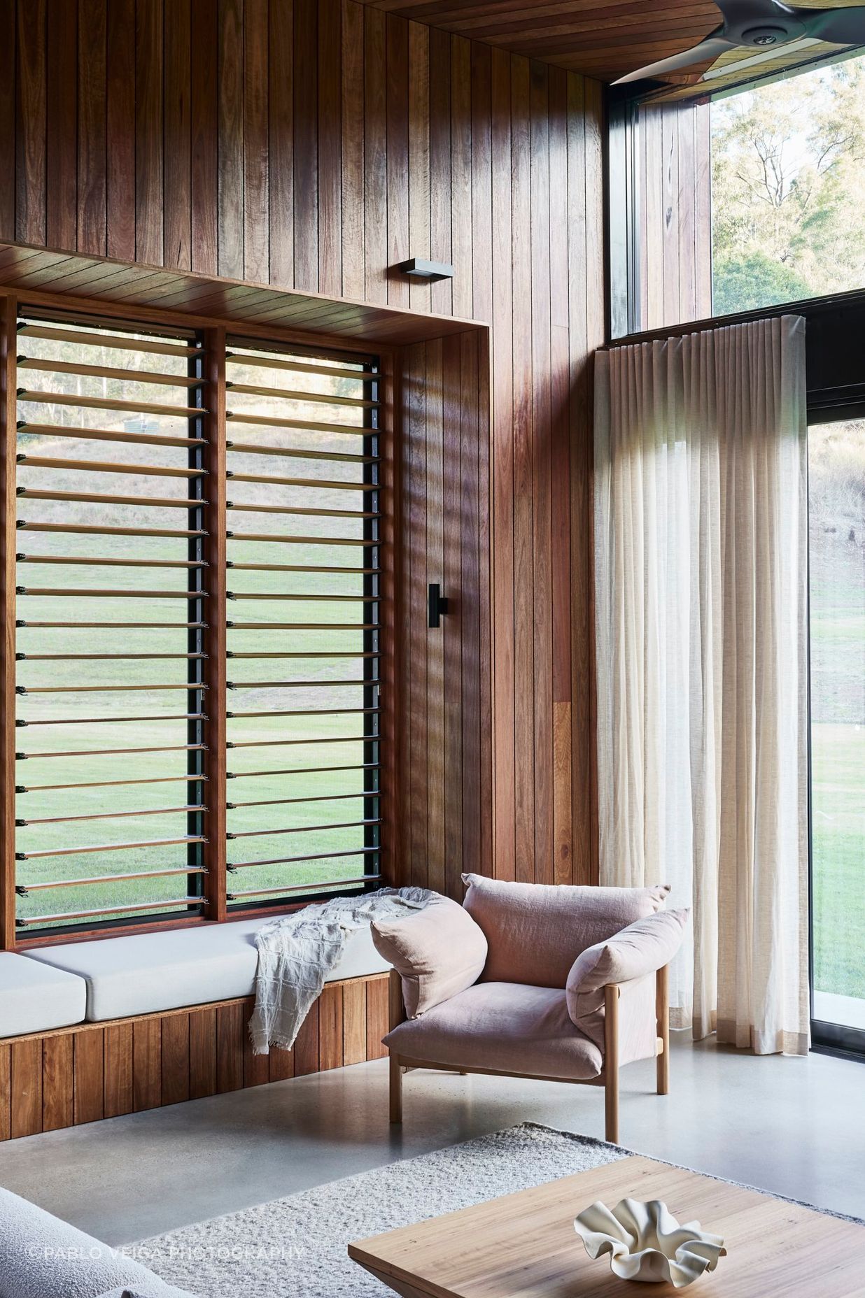 shaun-lockyer-architects-amaroo-regional-interior-design-living-room-bench-seat-timber-louvres.jpg