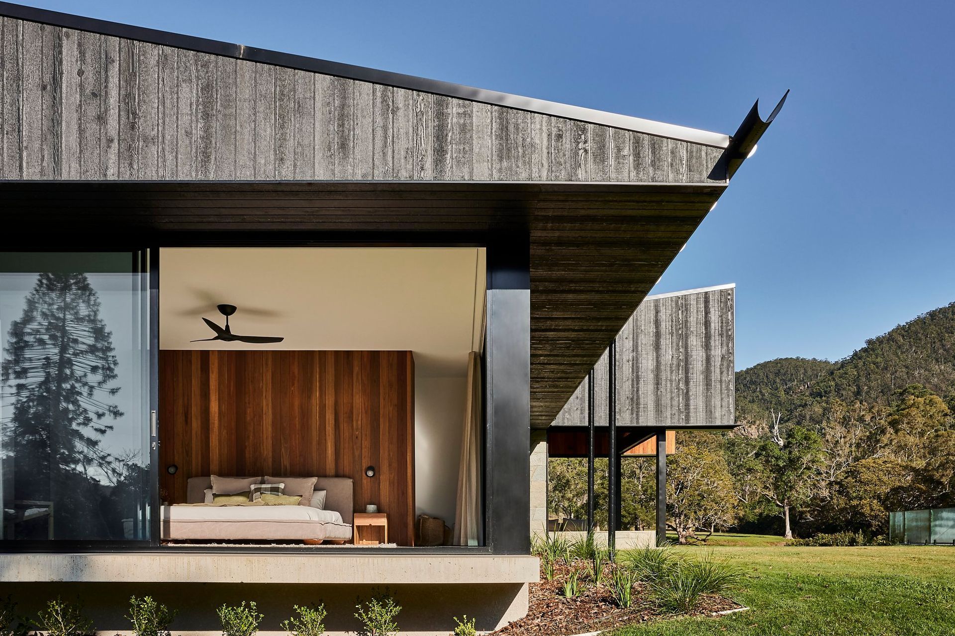 shaun-lockyer-architects-amaroo-rural-architecture-charred-timber-cladding.jpg