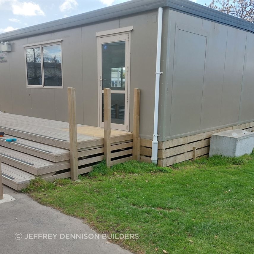 11-Fenwick-Primary-School-Oamaru-three-quarter-view-on-the-steps-and-learning-centre-from-the-south-JDBuilders.jpg