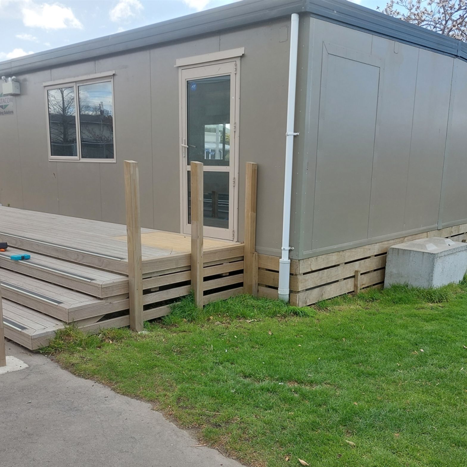 11-Fenwick-Primary-School-Oamaru-three-quarter-view-on-the-steps-and-learning-centre-from-the-south-JDBuilders.jpg