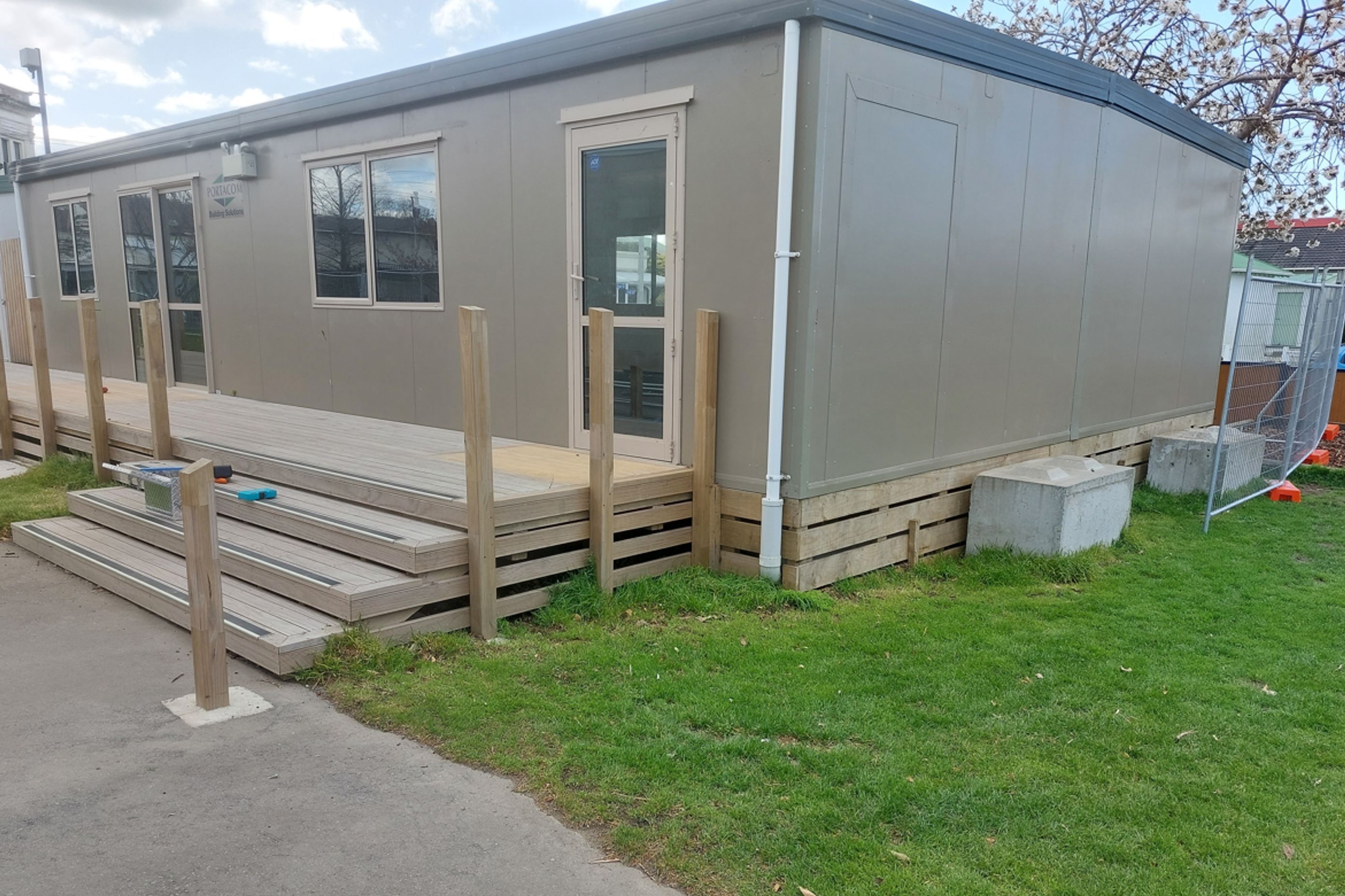 11-Fenwick-Primary-School-Oamaru-three-quarter-view-on-the-steps-and-learning-centre-from-the-south-JDBuilders.jpg