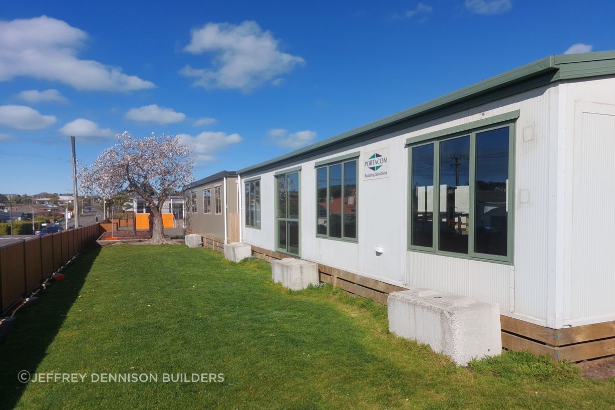 2-Fenwick-Primary-School-Oamaru-Looking-at-the-two-learning-spaces-from-the-east-side-JDBuilders.jpg