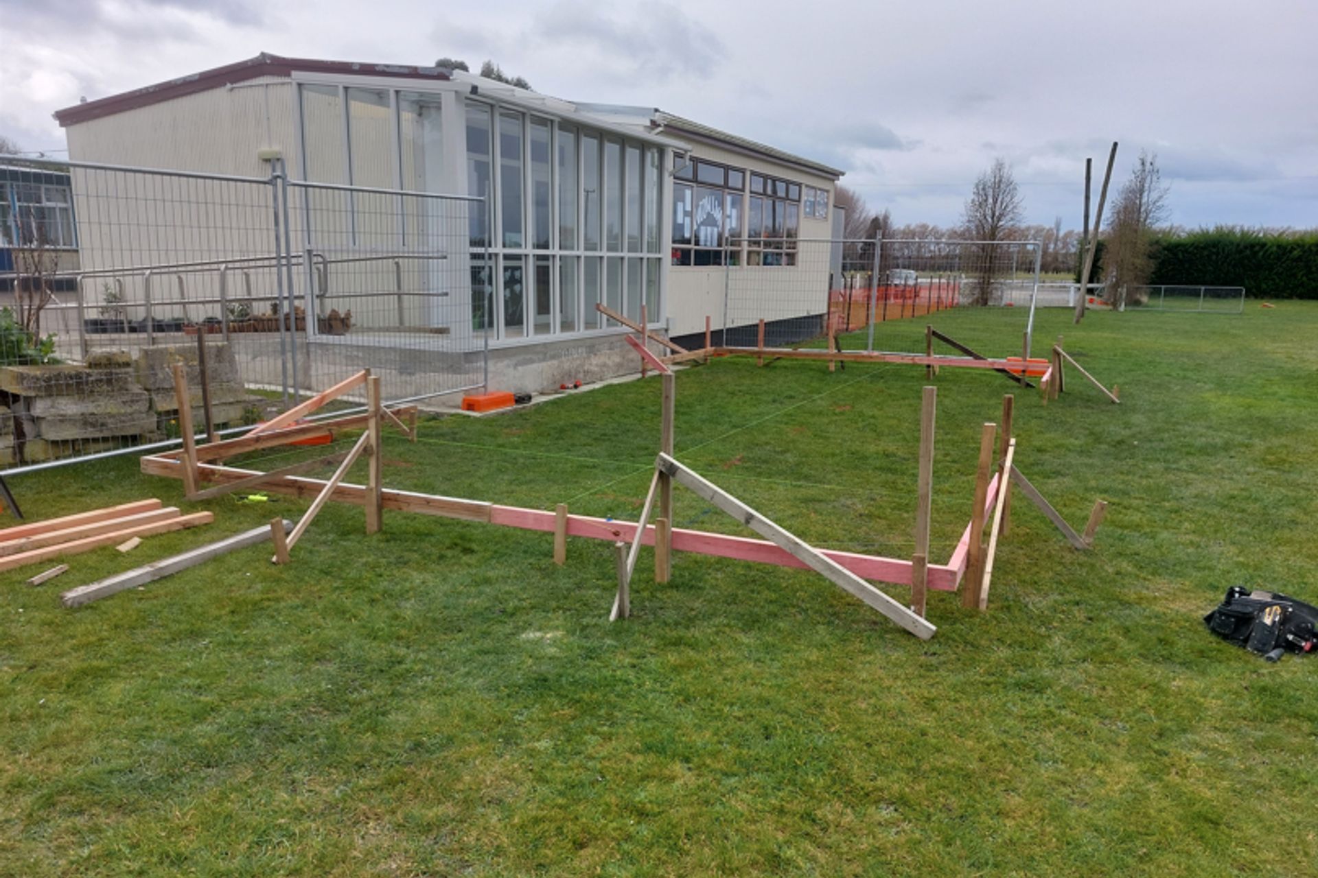 3-Totara-Primary-School-Oamaru-View-of-profiles-and-string-lines-looking-towards-car-park-of-school-JDBuilders.jpg