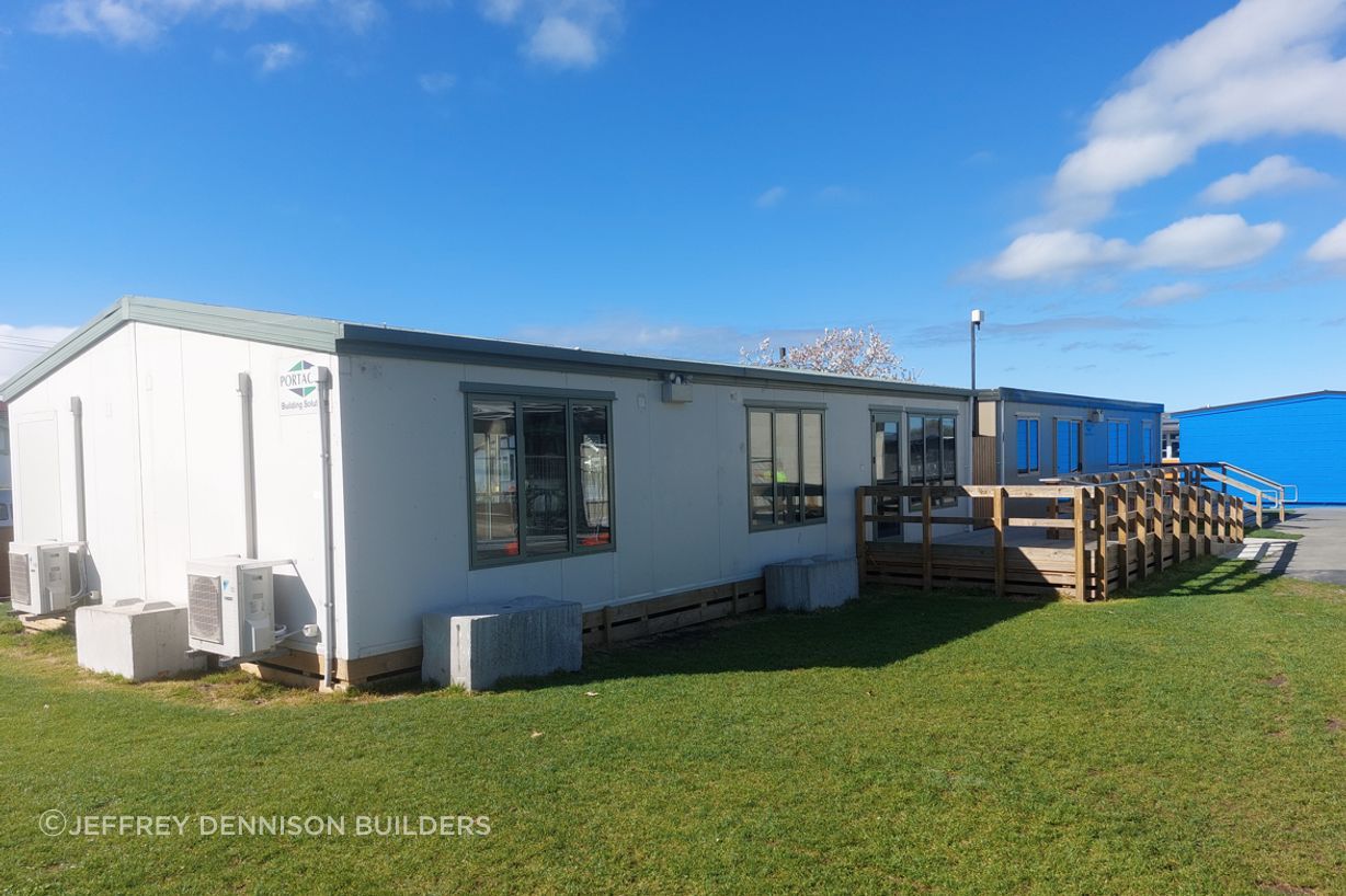 5-Fenwick-Primary-School-Oamaru-View-of-both-learning-spaces-and-decking-ready-for-removal-JDBuilders.jpg