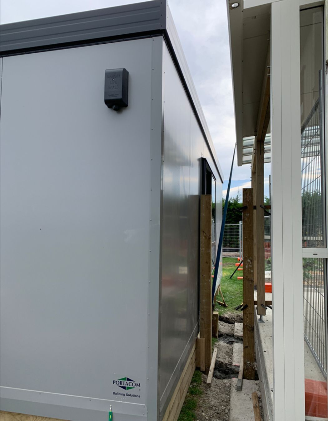 8-Totara-Primary-School-side-view-between-the-new-learning-space-and-existing-classroom-prior-to-the-deck-being-builtLR.jpg