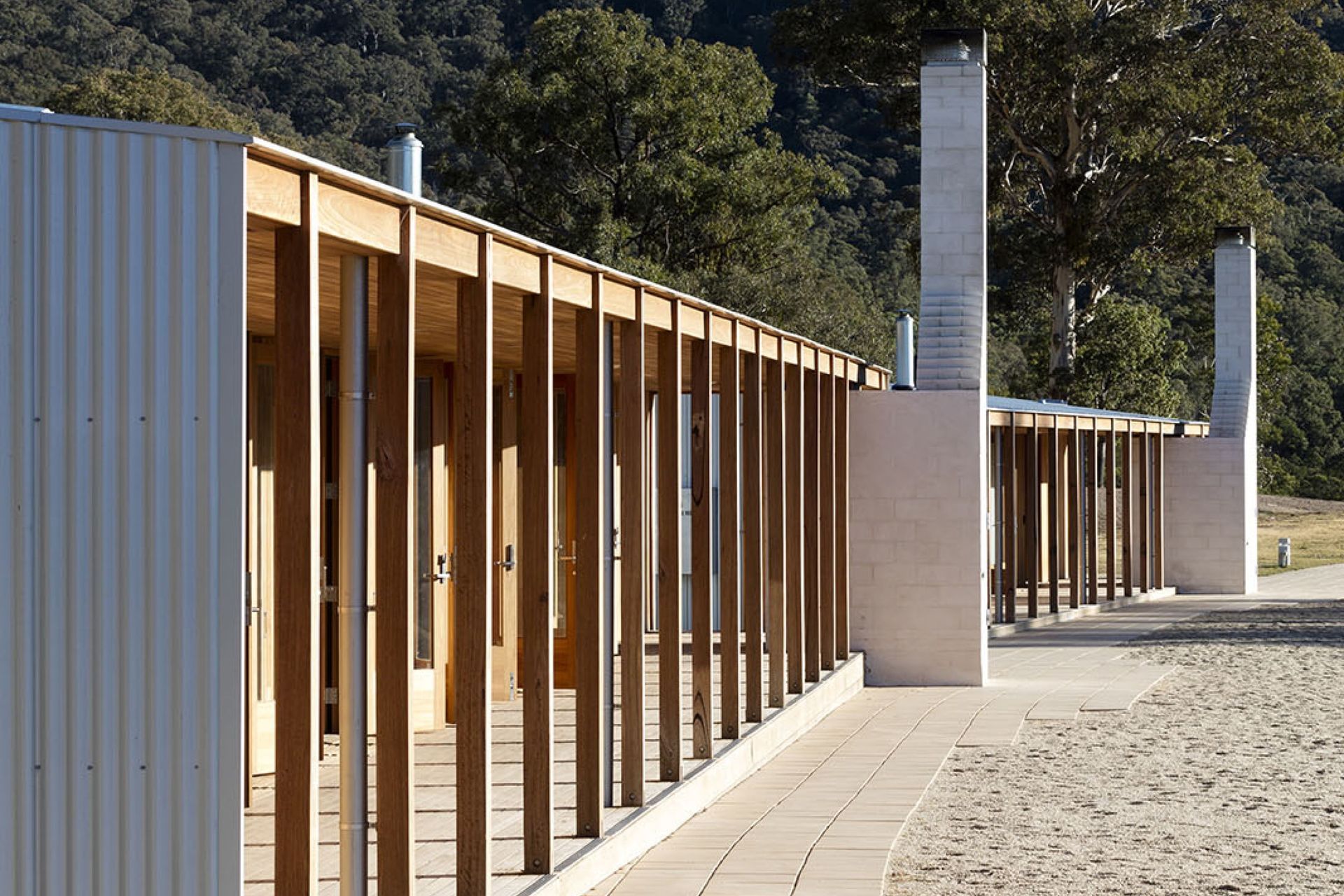 Buildings pragmatically follow the crescent in a segmented manner.