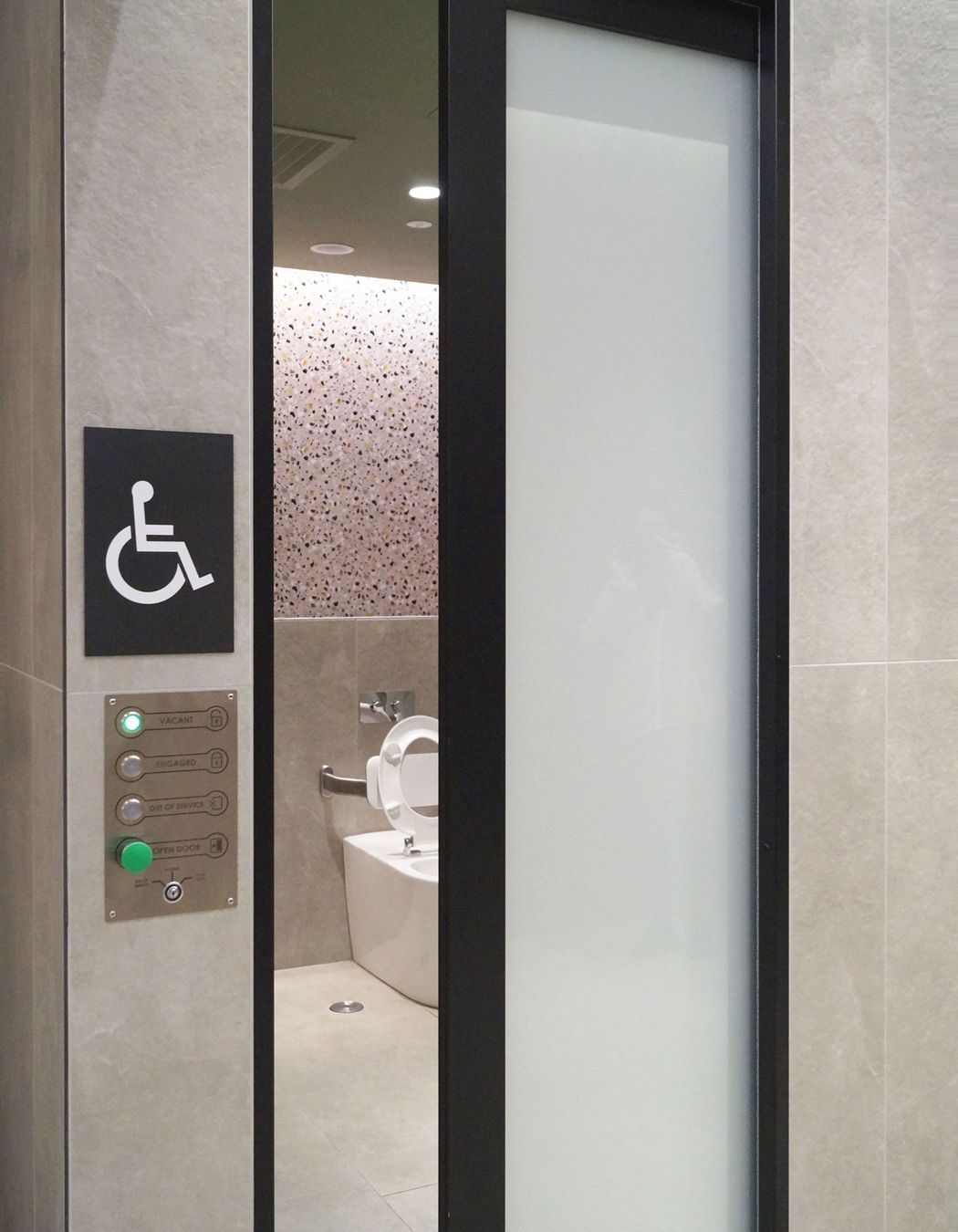 Automated cavity slider with NewYorker door