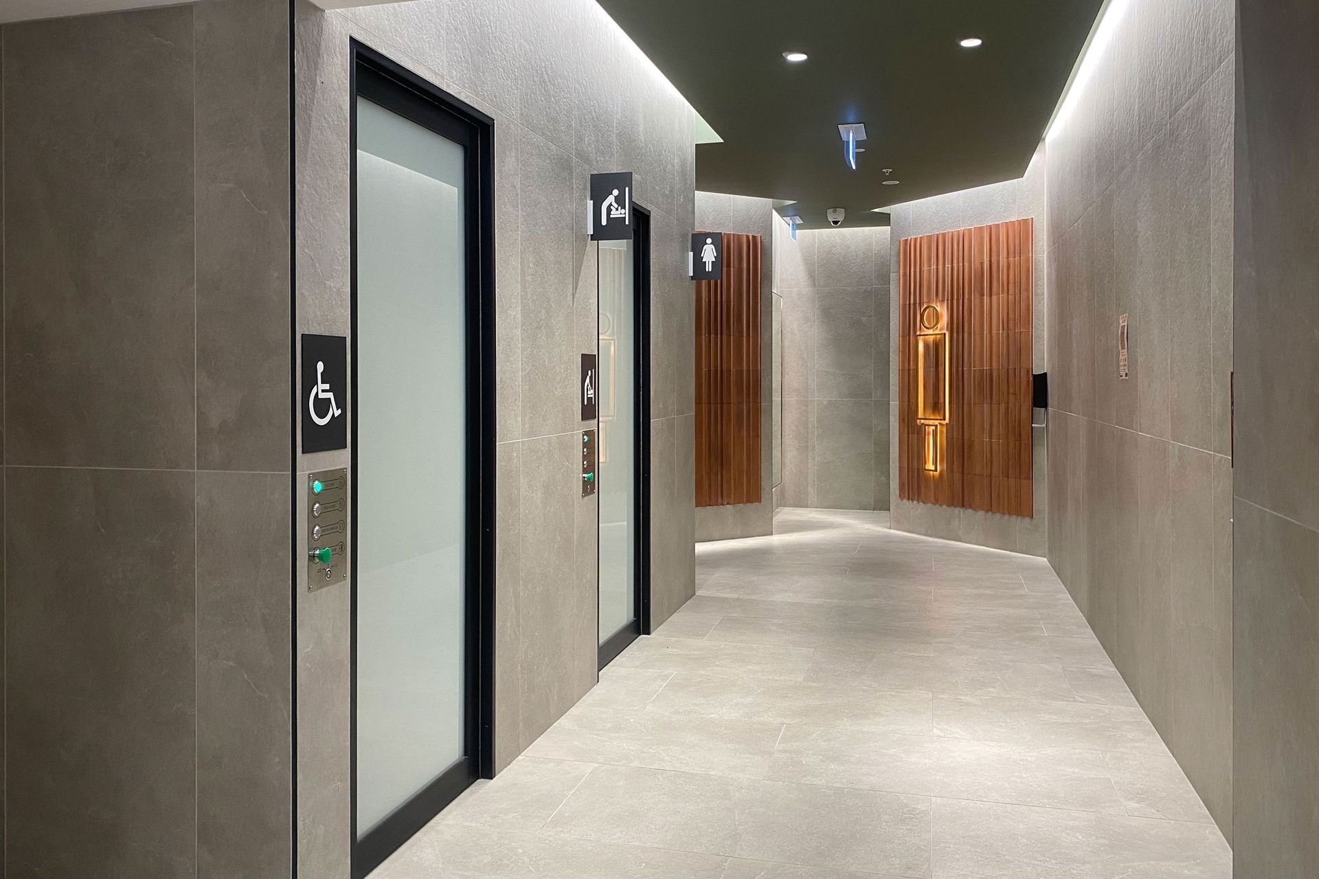 Automated cavity sliders with NewYorker door