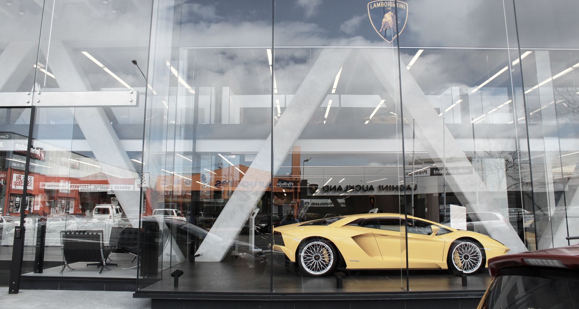 Giltrap Prestige Showroom - 119 Great North Road banner