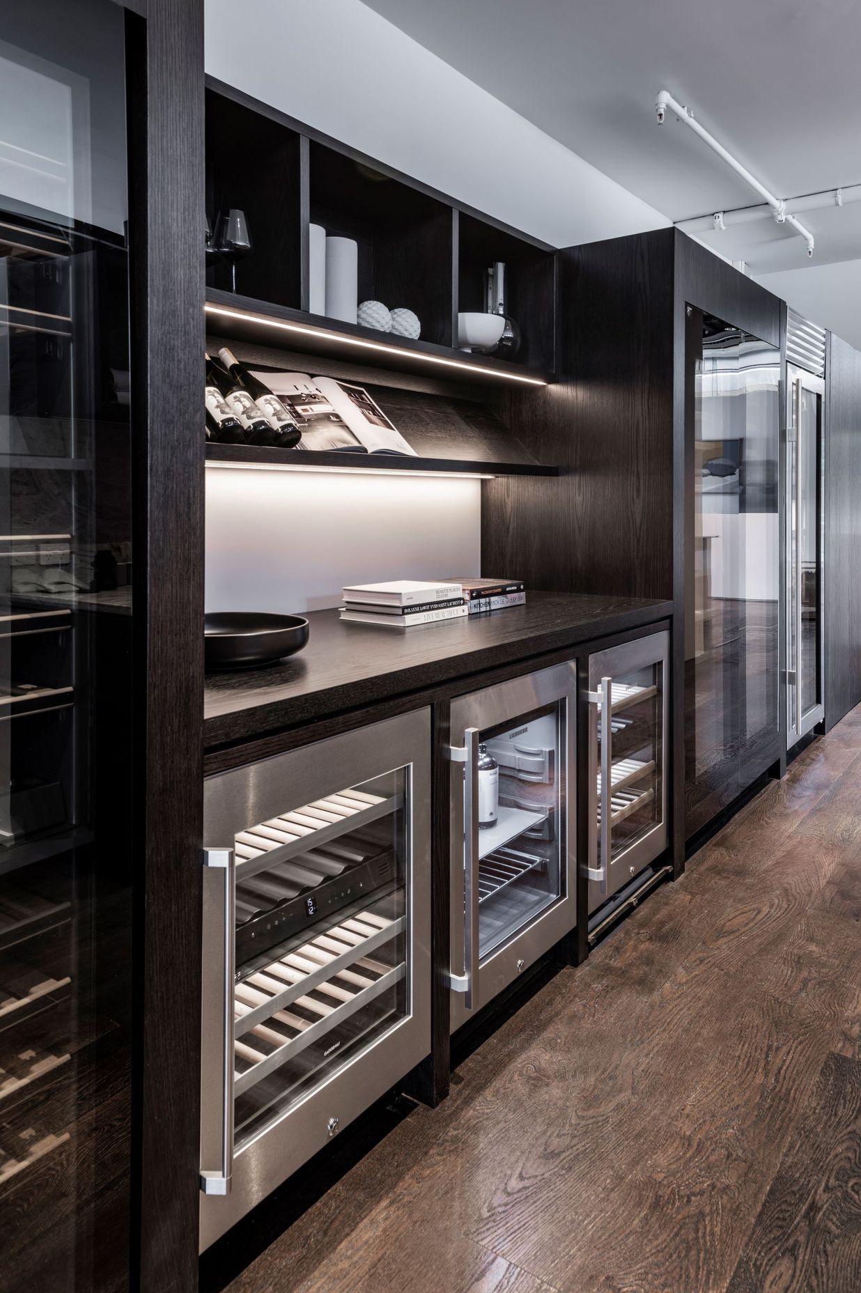 Details by Design created a warm and enticing area for the wine cabinets and under bench fridges by Miele, Liebherr and Gaggenau.