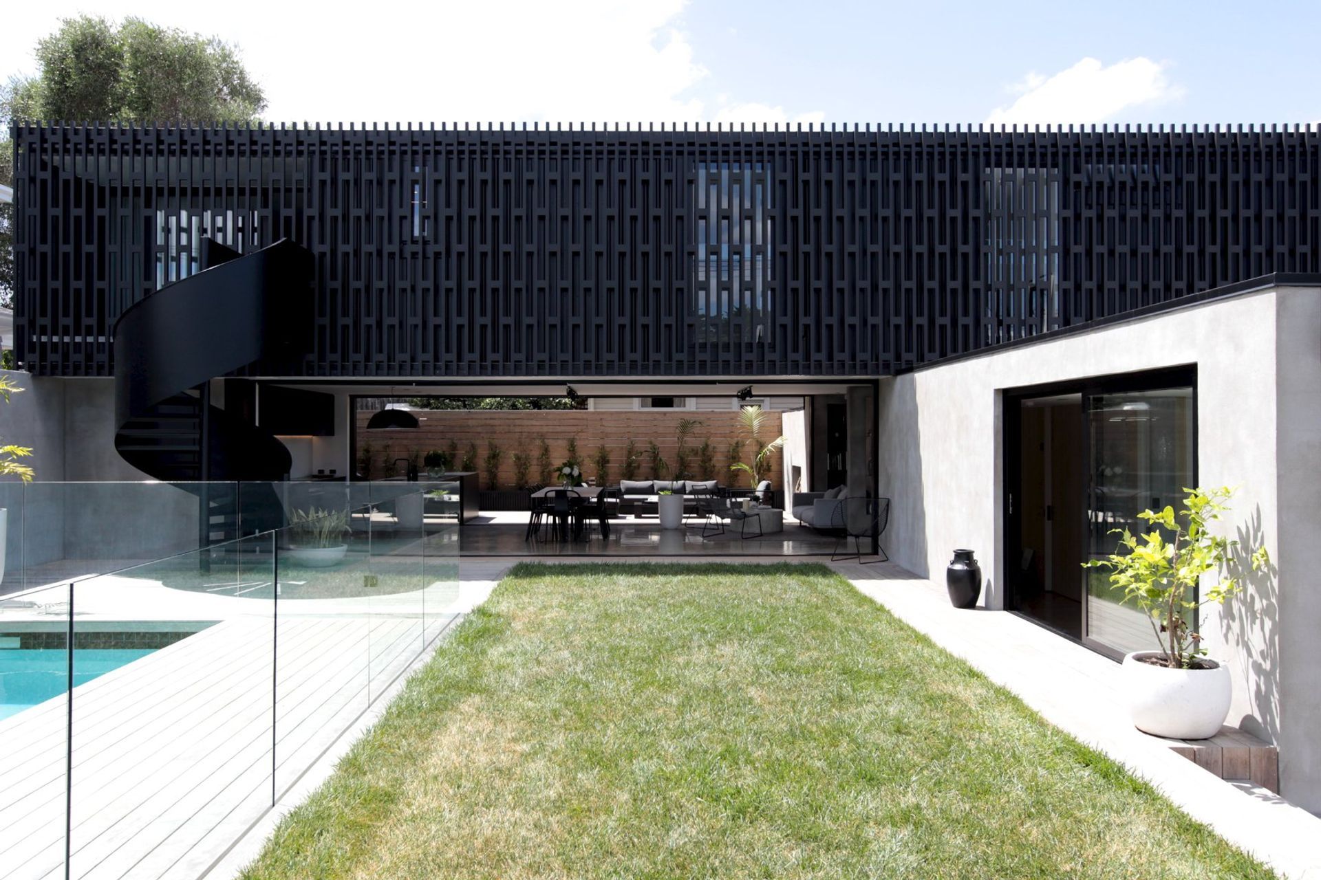 Made from Accoya timber, the slatted screen that encases the upper level is both functional and aesthetic, providing the family with privacy and adding an element of drama to the overall scheme.