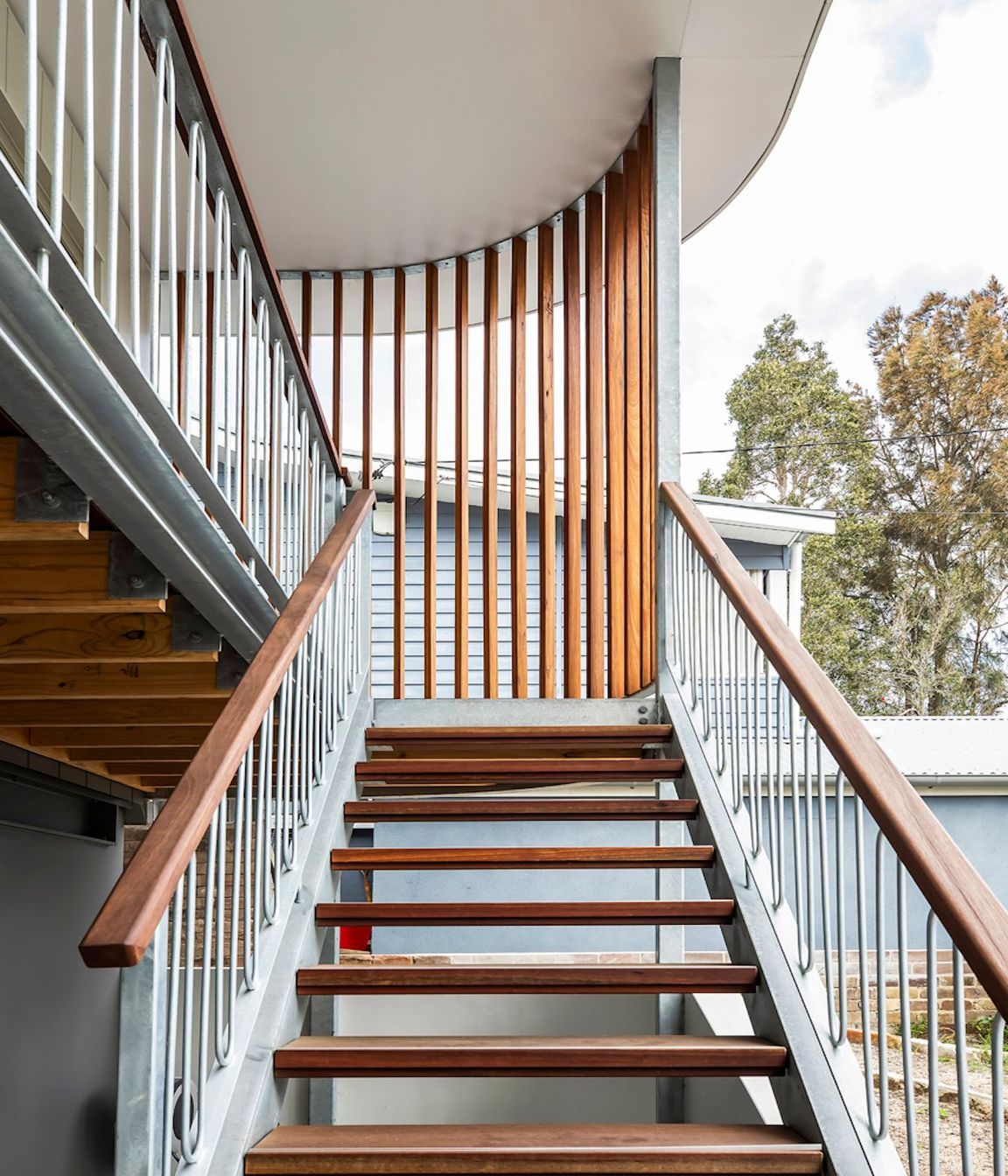 03-portrait-envirotecture-curvaceous-passivhaus-nsw-external.jpg