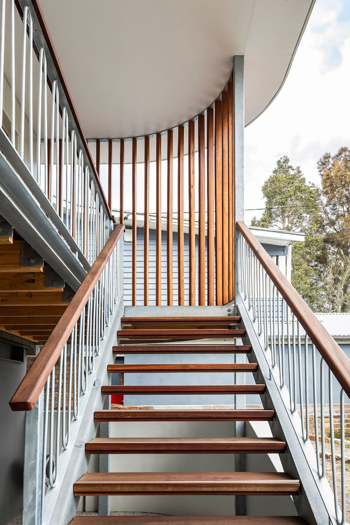 03-portrait-envirotecture-curvaceous-passivhaus-nsw-external.jpg