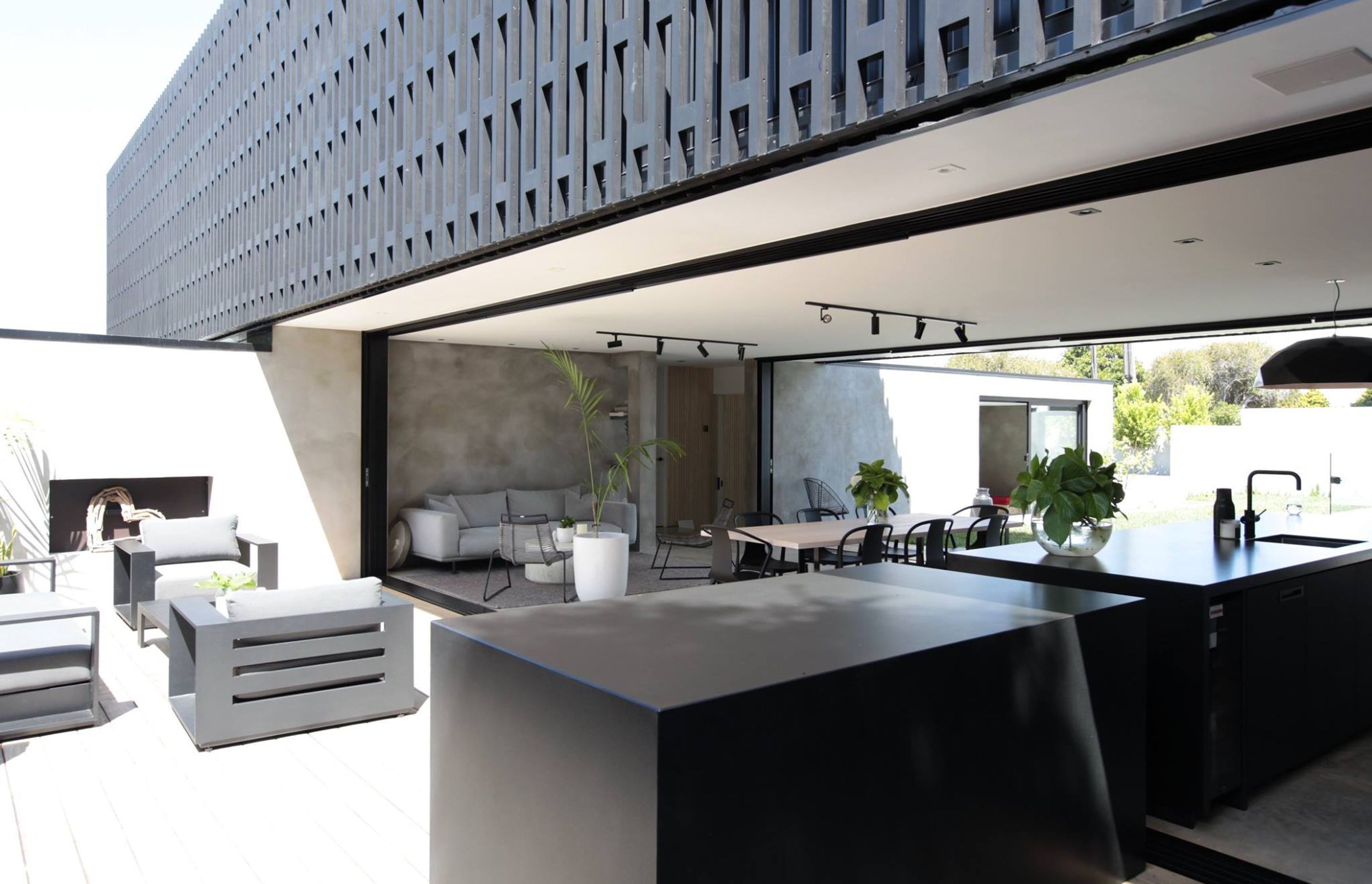 On the western facade, an 'afternoon terrace' provides another external gathering space for family and friends. The boundary between outdoor space and indoor space is further blurred by the continuation of the island bench into the courtyard.