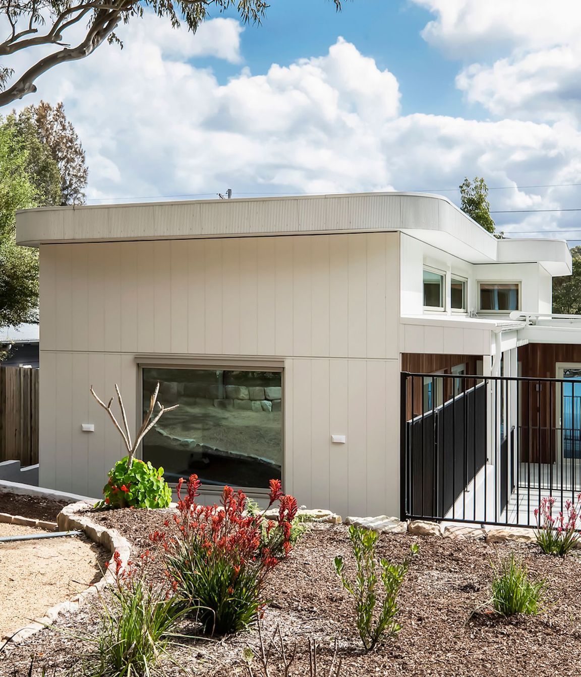 06-portrait-envirotecture-curvaceous-passivhaus-nsw-garden.jpg