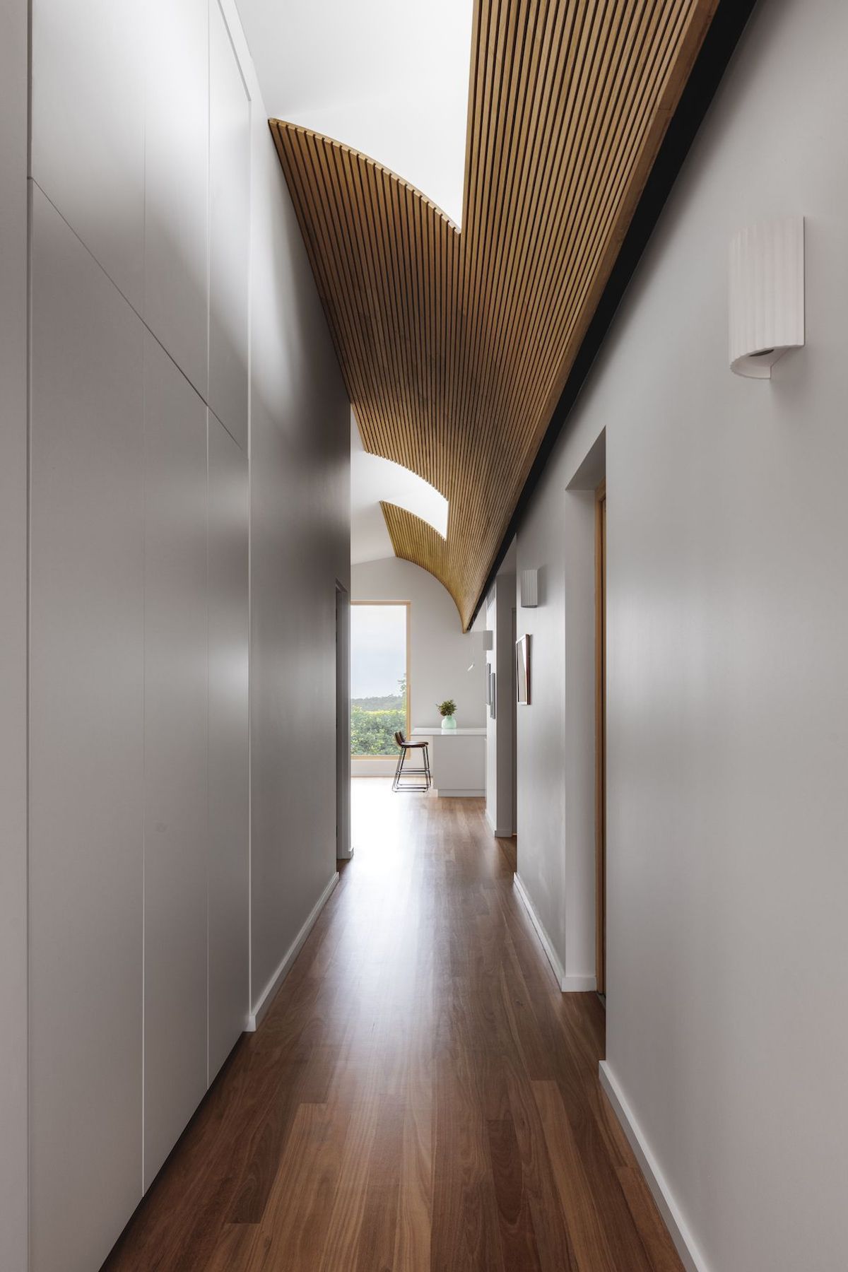 07-envirotecture-berowra-heights-nsw-hallway.jpg
