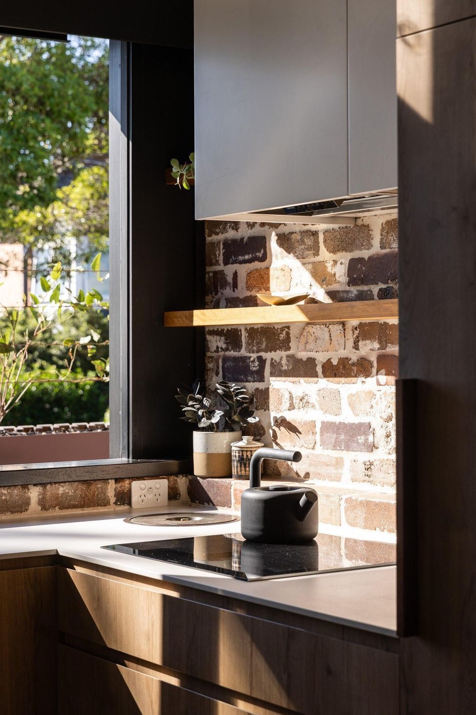 09-Matt-Day-Architect-Matt-Day-Manly-House-Kitchen-Recycled-Brick.jpg