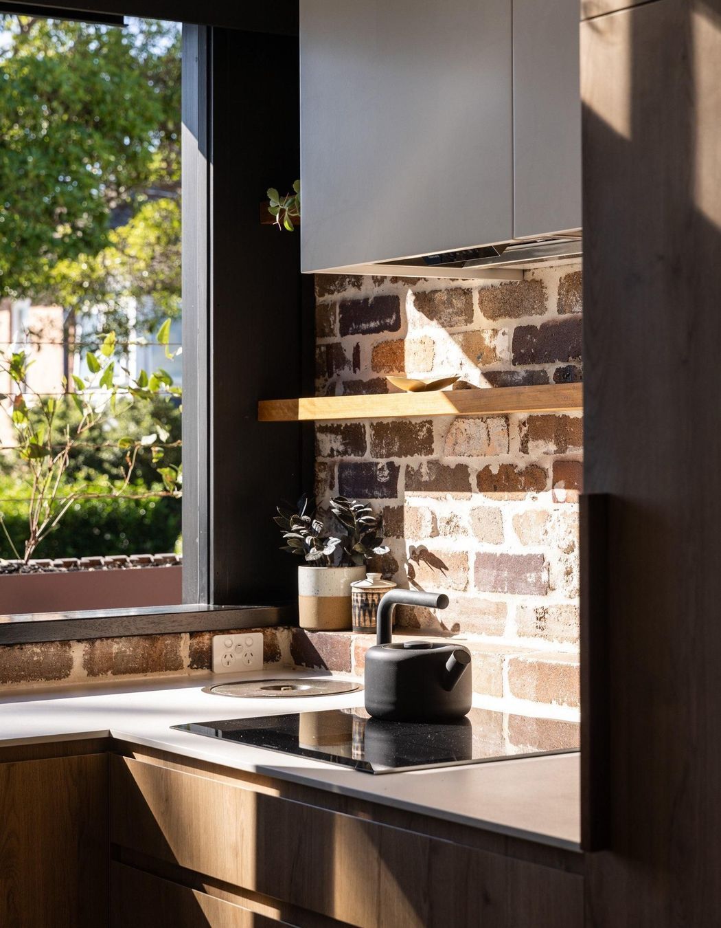 09-Matt-Day-Architect-Matt-Day-Manly-House-Kitchen-Recycled-Brick.jpg