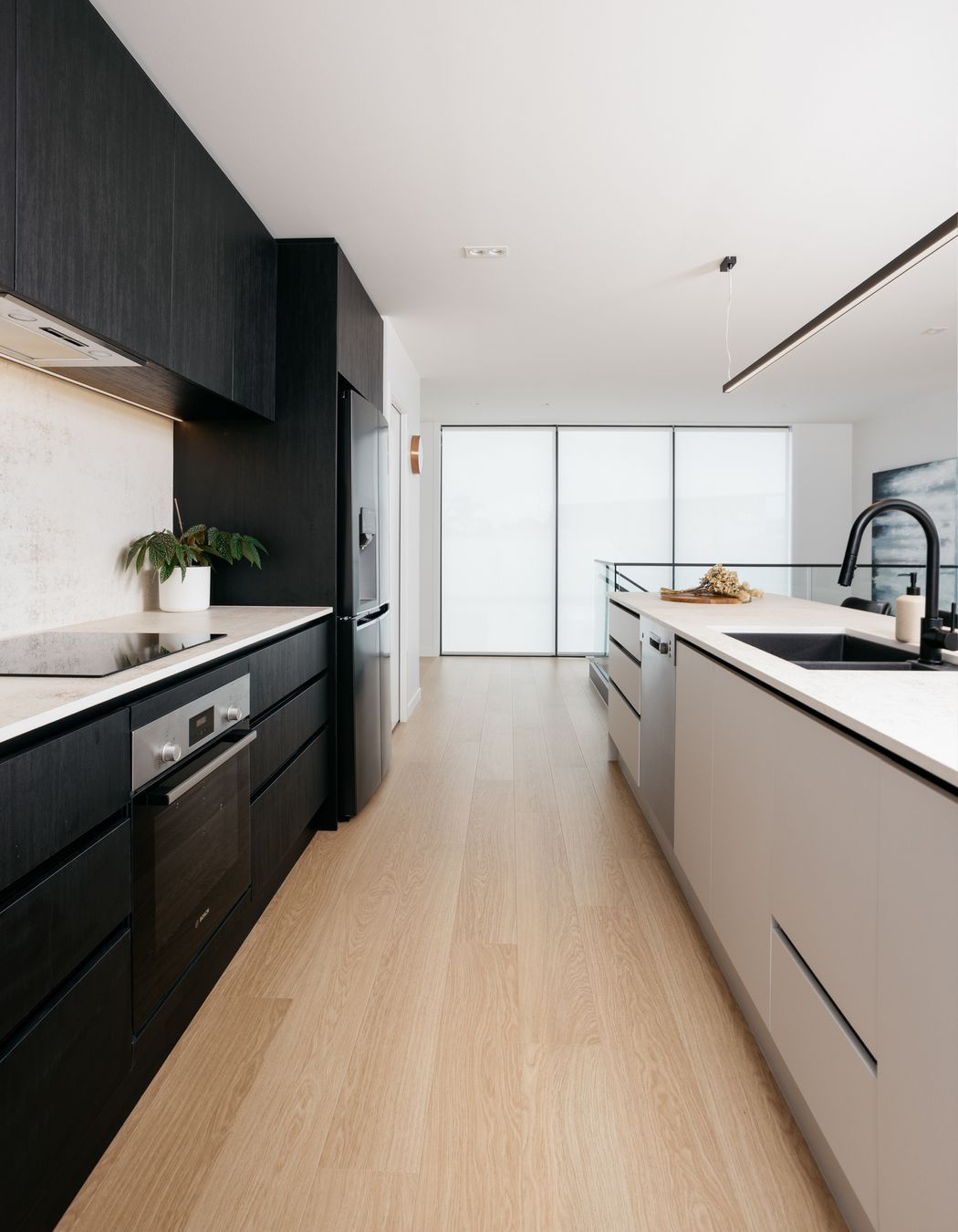 Oak laminate timber flooring adds warmth to the space.