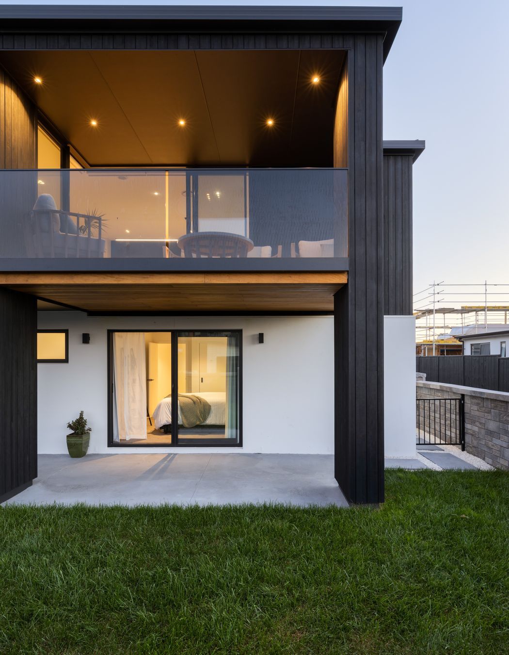 Abodo vertical Shiplap in 'NERO' pairs with the Resene Integra Panel system coloured in ‘Double Sea Fog’.