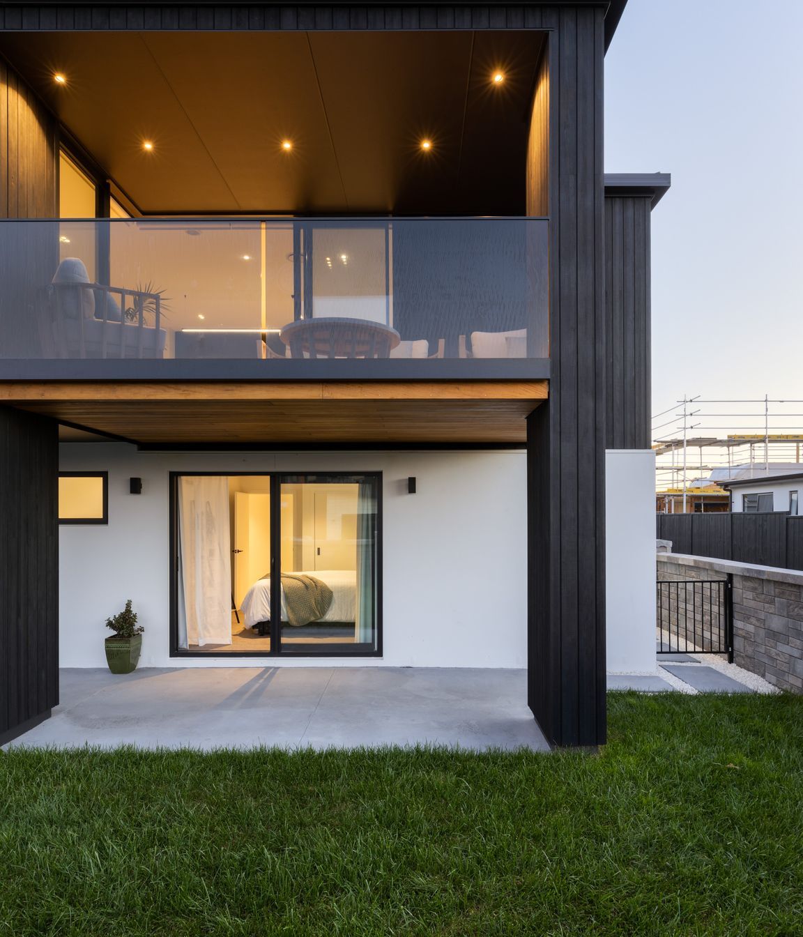 Abodo vertical Shiplap in 'NERO' pairs with the Resene Integra Panel system coloured in ‘Double Sea Fog’.