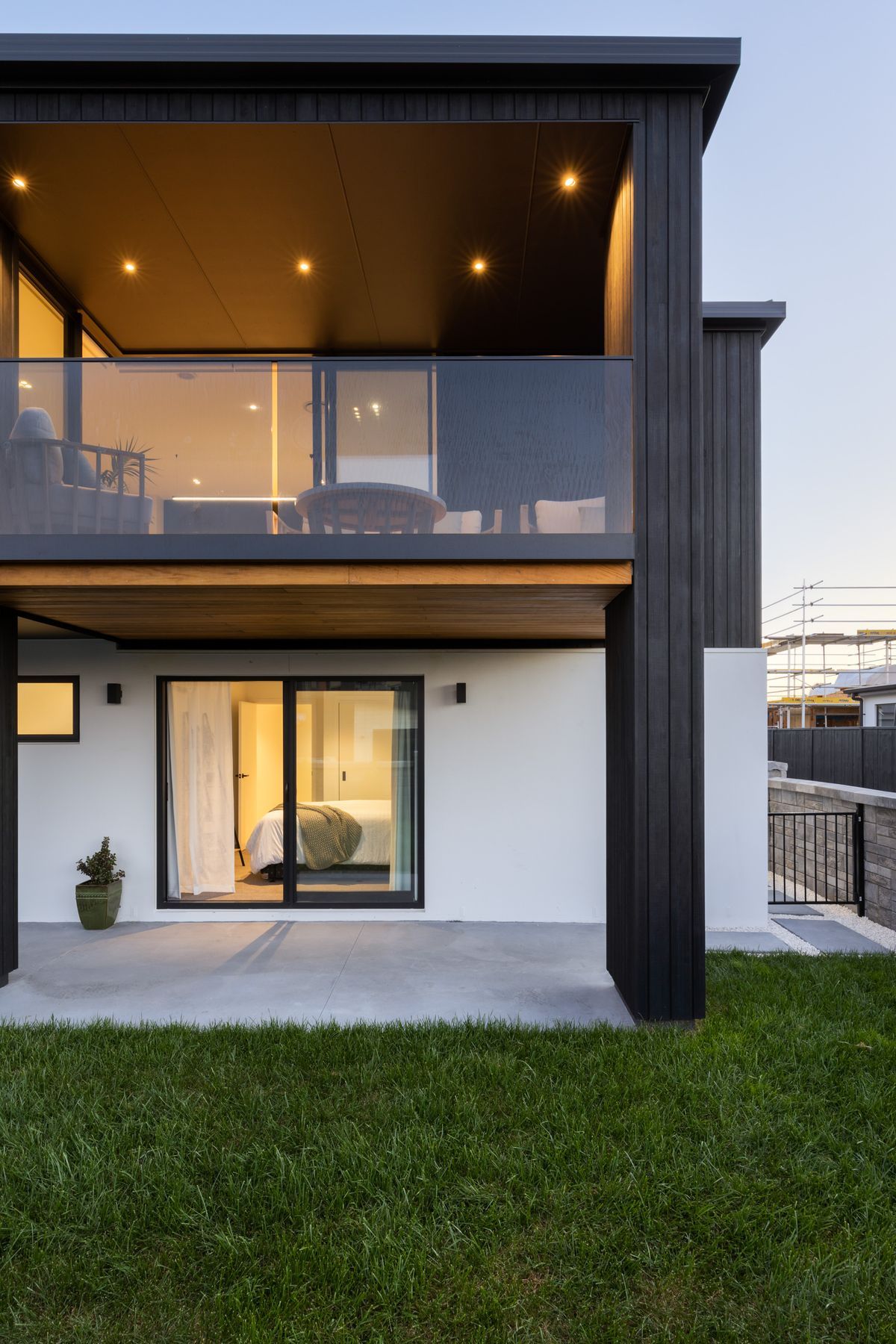 Abodo vertical Shiplap in 'NERO' pairs with the Resene Integra Panel system coloured in ‘Double Sea Fog’.
