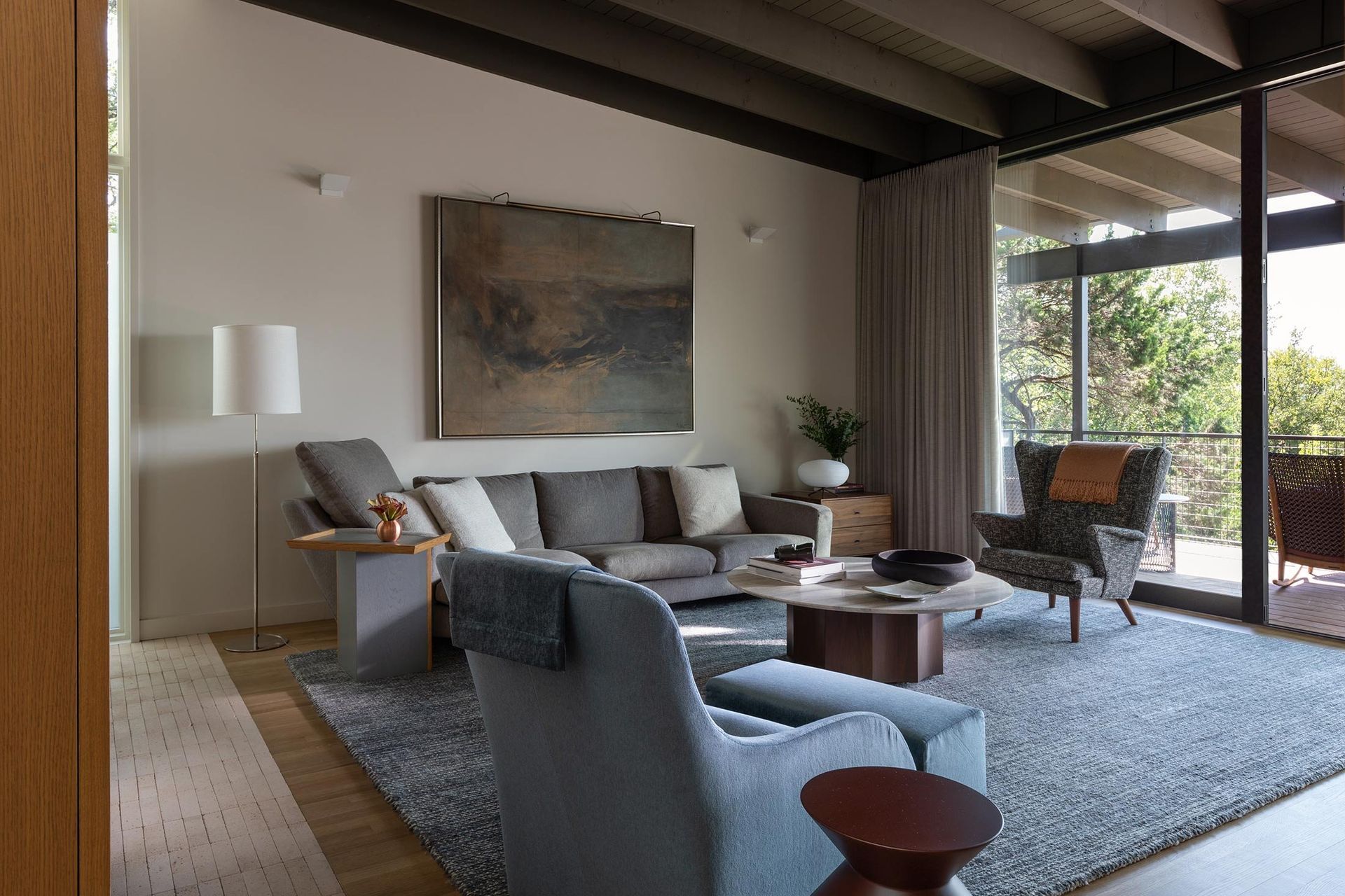 10WoodlandRetreatCuppettKilpatrickArchitectureandInteriorDesignmodern-living-room-balcony-view-design.jpg