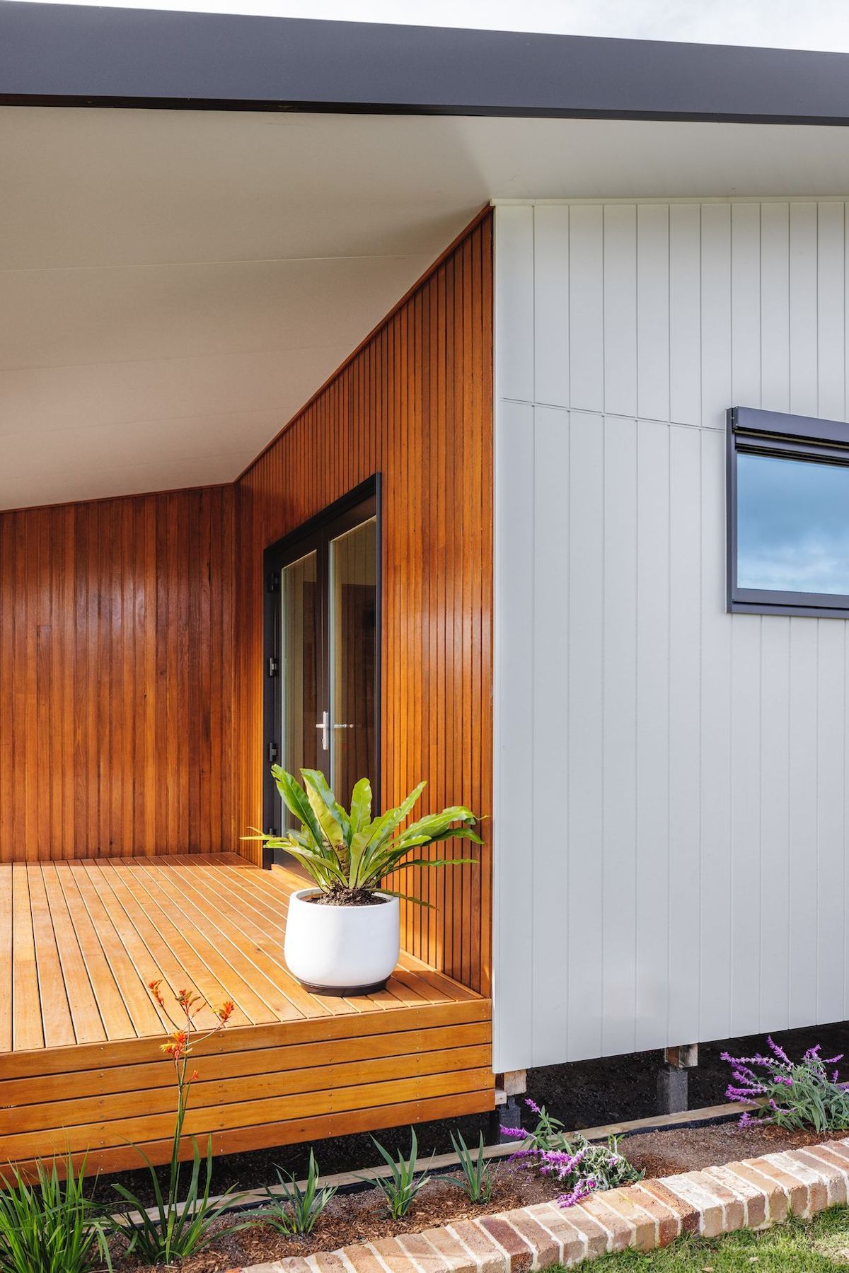 13-envirotecture-berowra-heights-nsw-front-deck.jpg