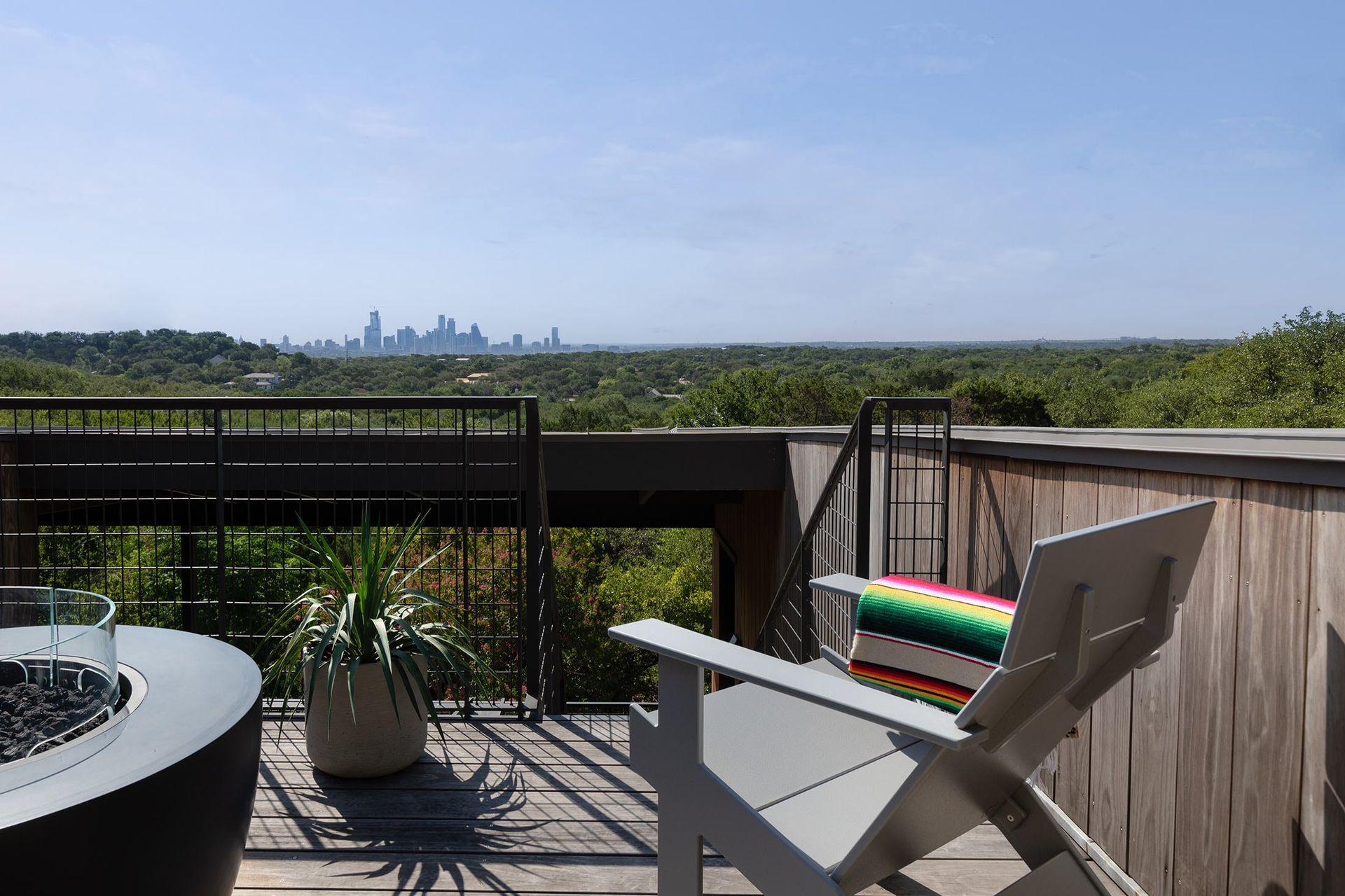 19WoodlandRetreatCuppettKilpatrickArchitectureandInteriorDesigncity-view-deck-design.jpg