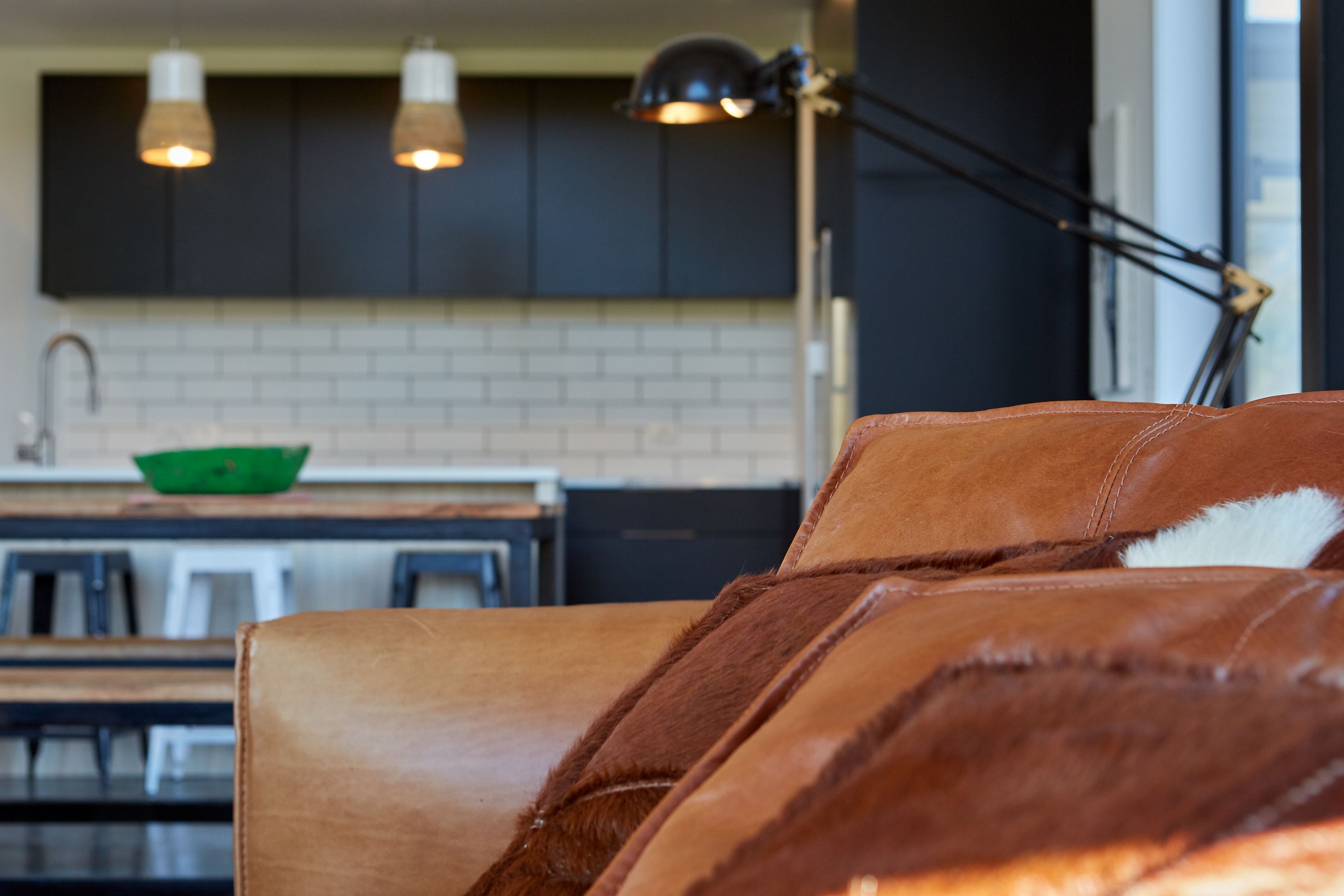 Textural elements throughout the home complement the natural environment and create a cosy atmosphere.