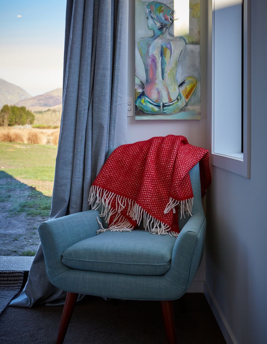 Textural elements throughout the home complement the natural environment and create a cosy atmosphere.