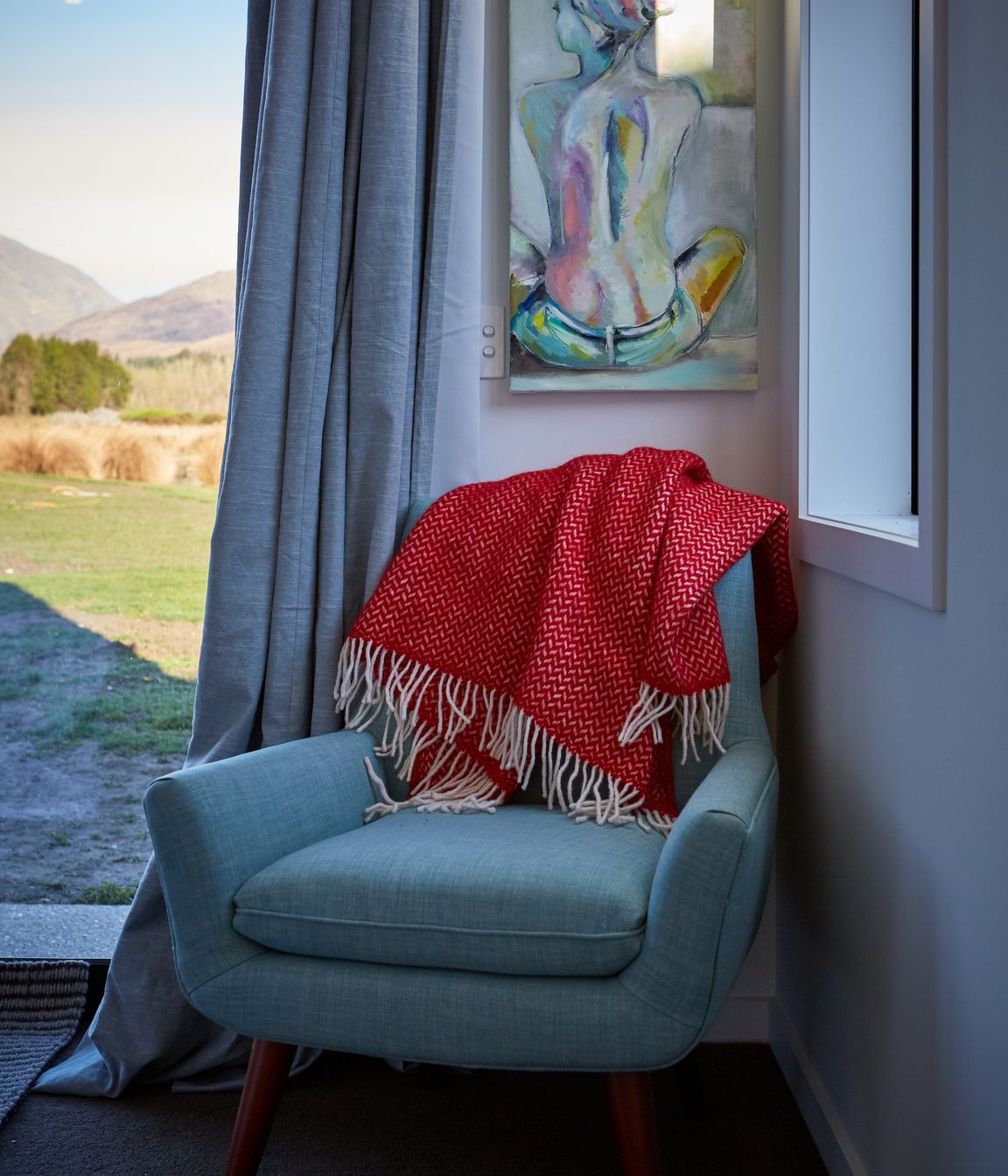 Textural elements throughout the home complement the natural environment and create a cosy atmosphere.