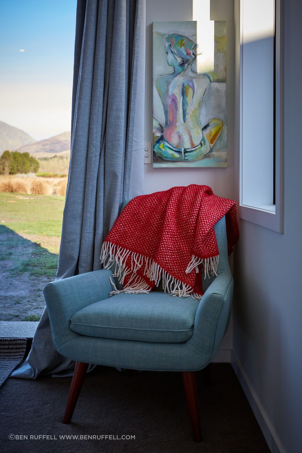 Textural elements throughout the home complement the natural environment and create a cosy atmosphere.